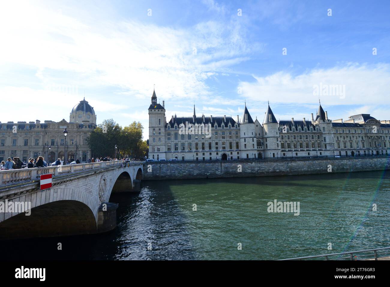 Blick auf die seine mit der Pont au Change und der Conciergerie - eine gotische Festung am Fluss. Paris, Frankreich. Stockfoto