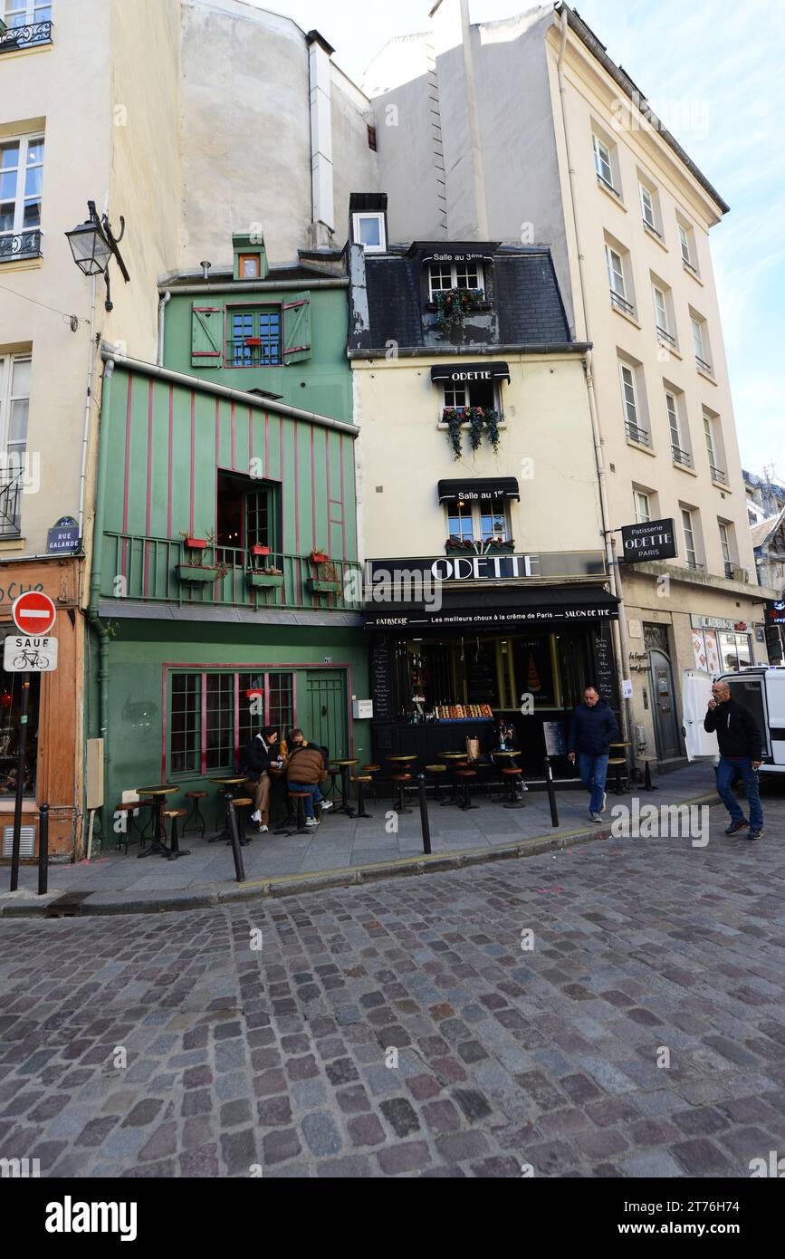 Wunderschöne alte Gebäude und kleine Cafés im Quartier Latin in Paris, Frankreich. Stockfoto