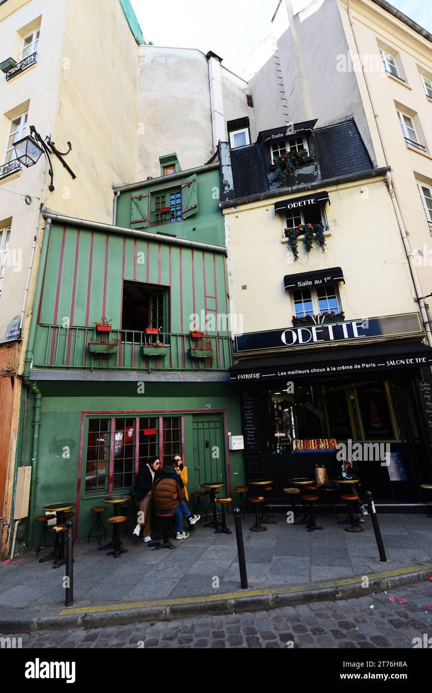 Wunderschöne alte Gebäude und kleine Cafés im Quartier Latin in Paris, Frankreich. Stockfoto