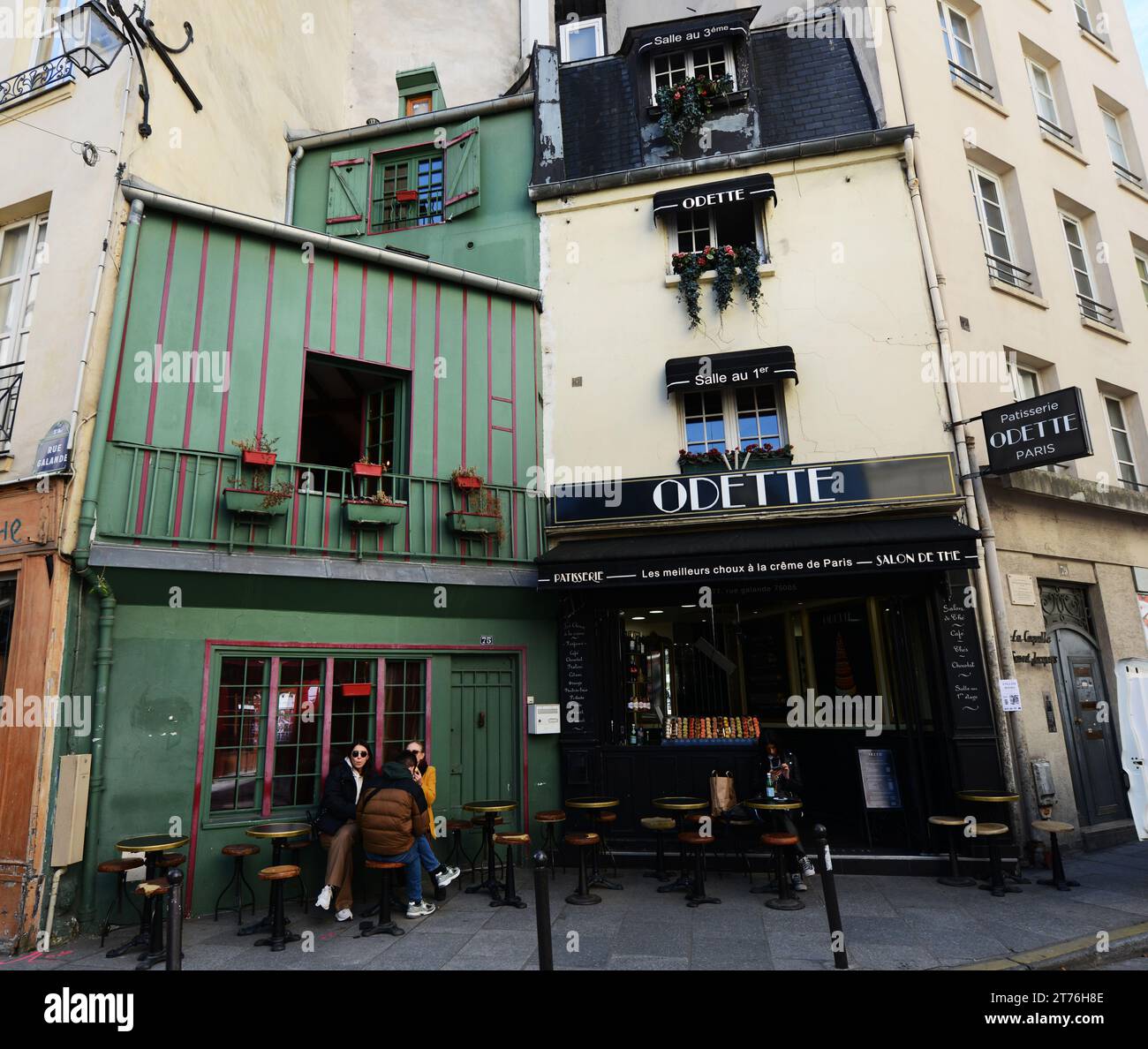 Wunderschöne alte Gebäude und kleine Cafés im Quartier Latin in Paris, Frankreich. Stockfoto