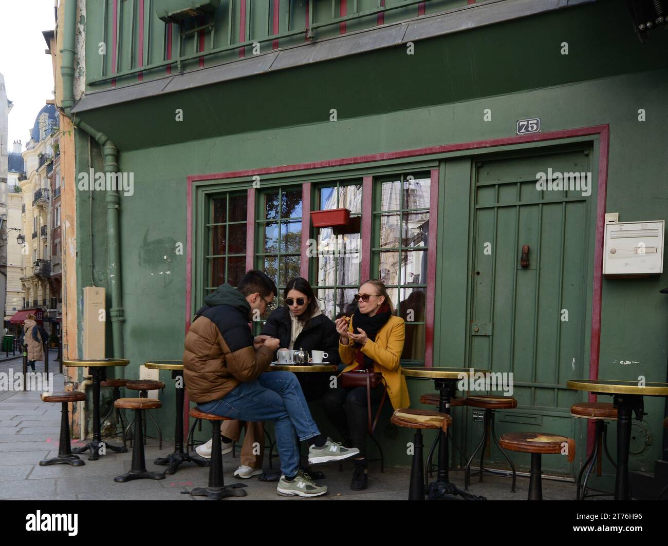 Wunderschöne alte Gebäude und kleine Cafés im Quartier Latin in Paris, Frankreich. Stockfoto