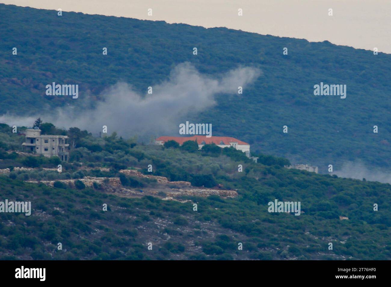 Tayr Harfa. November 2023. Dieses Foto vom 12. November 2023 zeigt den Rauch, der durch israelische Artillerieschüsse in Tayr Harfa im Libanon verursacht wurde. Vier Libanesen wurden am Montag bei Konfrontationen zwischen der Hisbollah und der israelischen Armee getötet, sagten libanesische Militärquellen gegenüber Xinhua. Libanesische Militärquellen sagten, dass israelische schwere Artillerie die Randgebiete von 28 Städten im Südlibanon bombardierte, darunter 18 Städte im Südwesten des Landes und 10 im Südosten, wobei mehr als 450 Sprengstoffe und Brandbomben eingesetzt wurden. Quelle: Ali Hashisho/Xinhua/Alamy Live News Stockfoto