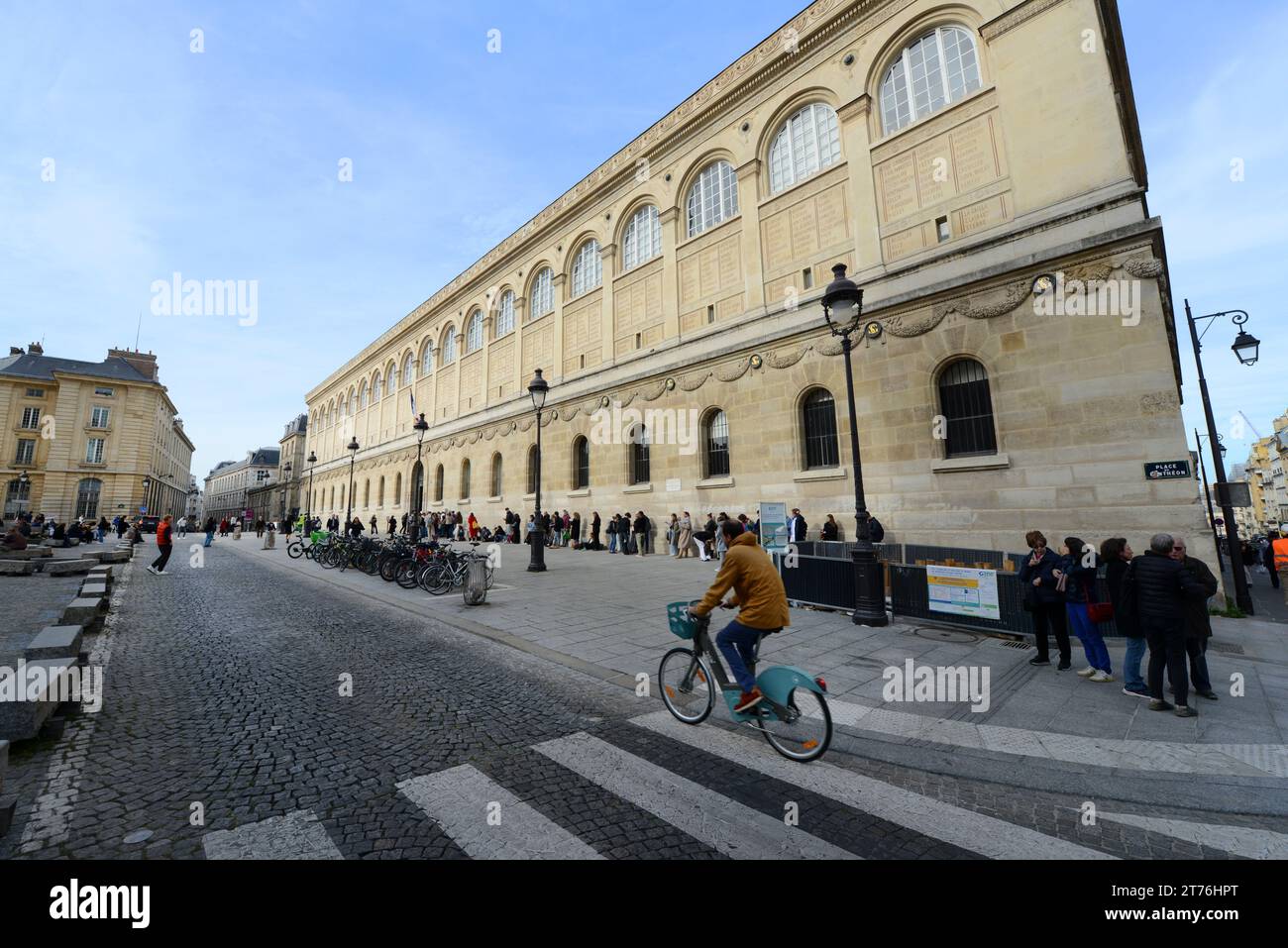 Studenten, die in der Schlange stehen, um in die Bibliothèque Sainte-Geneviève der Université Sorbonne Nouvelle in Paris zu gehen. Stockfoto