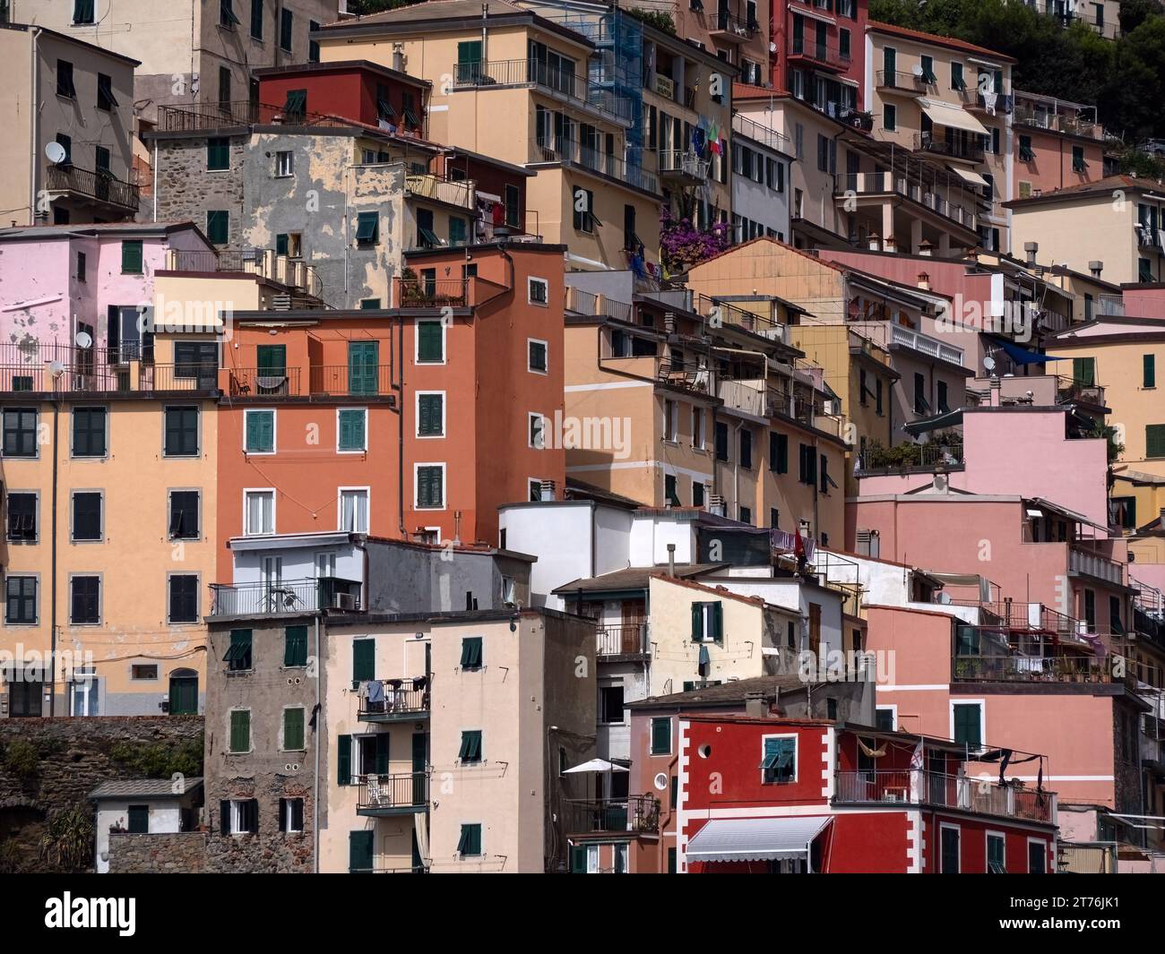RIOMAGGIORE, ITALIEN - 17. SEPTEMBER 2023: Nahaufnahme des bunten Gebäudes im Dorf Cinque Terre Stockfoto