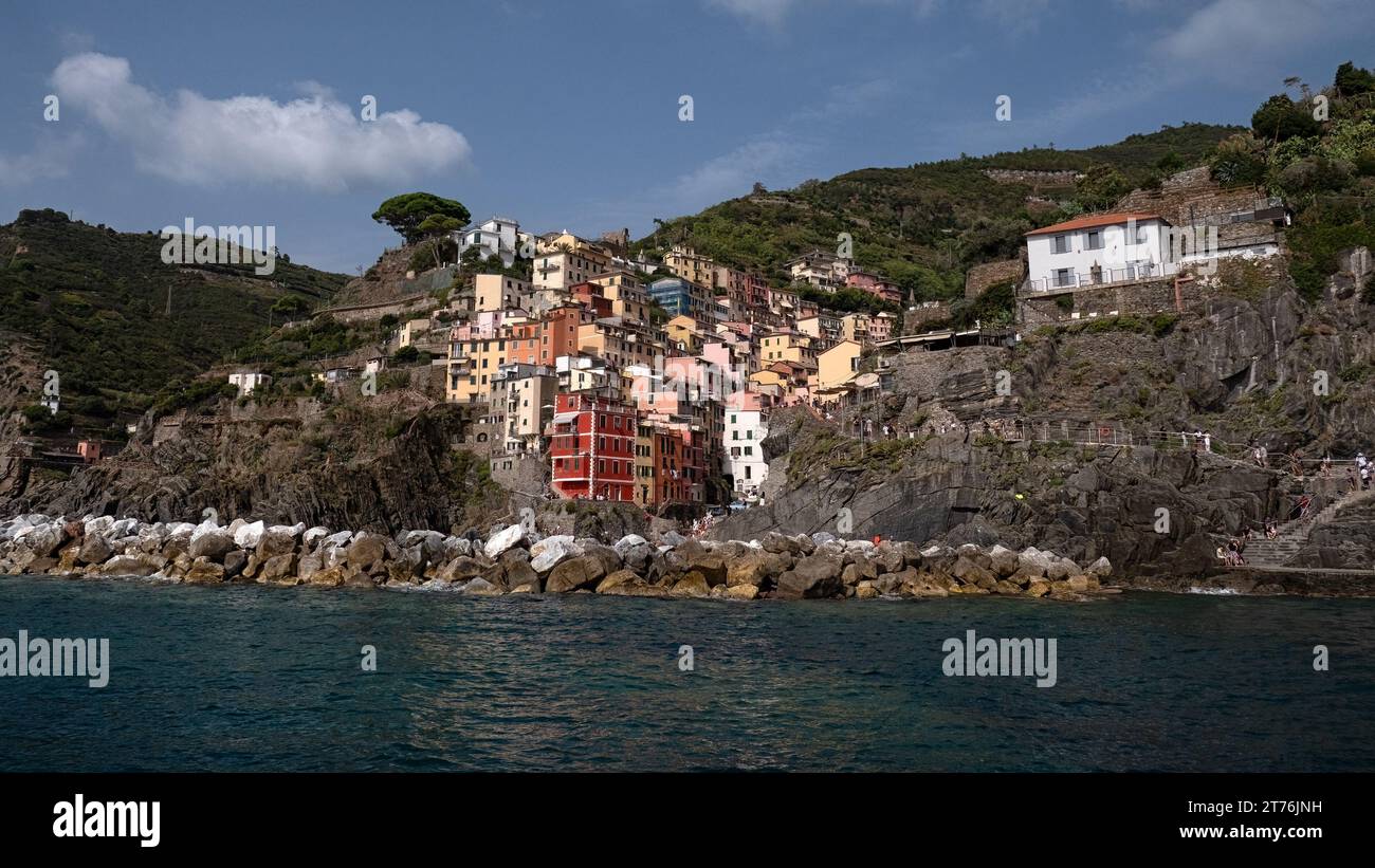 RIOMAGGIORE, ITALIEN - 17. SEPTEMBER 2023: Weitwinkelblick auf das Dorf Cinque Terre vom Meer aus Stockfoto