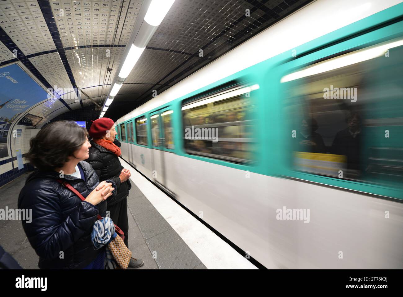 Passagiere, die an der Metrostation Concorde in Paris, Frankreich, auf den U-Bahn-Zug warten. Stockfoto