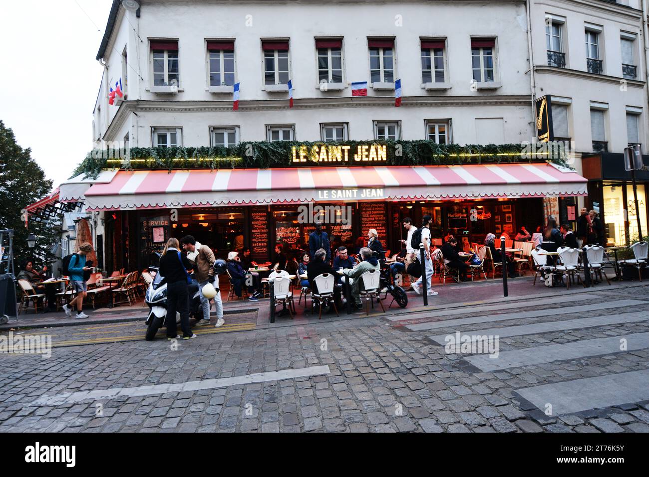 Das lebhafte Café Le Saint Jean in der Rue des Abbesses in Montmartre, Paris, Frankreich. Stockfoto