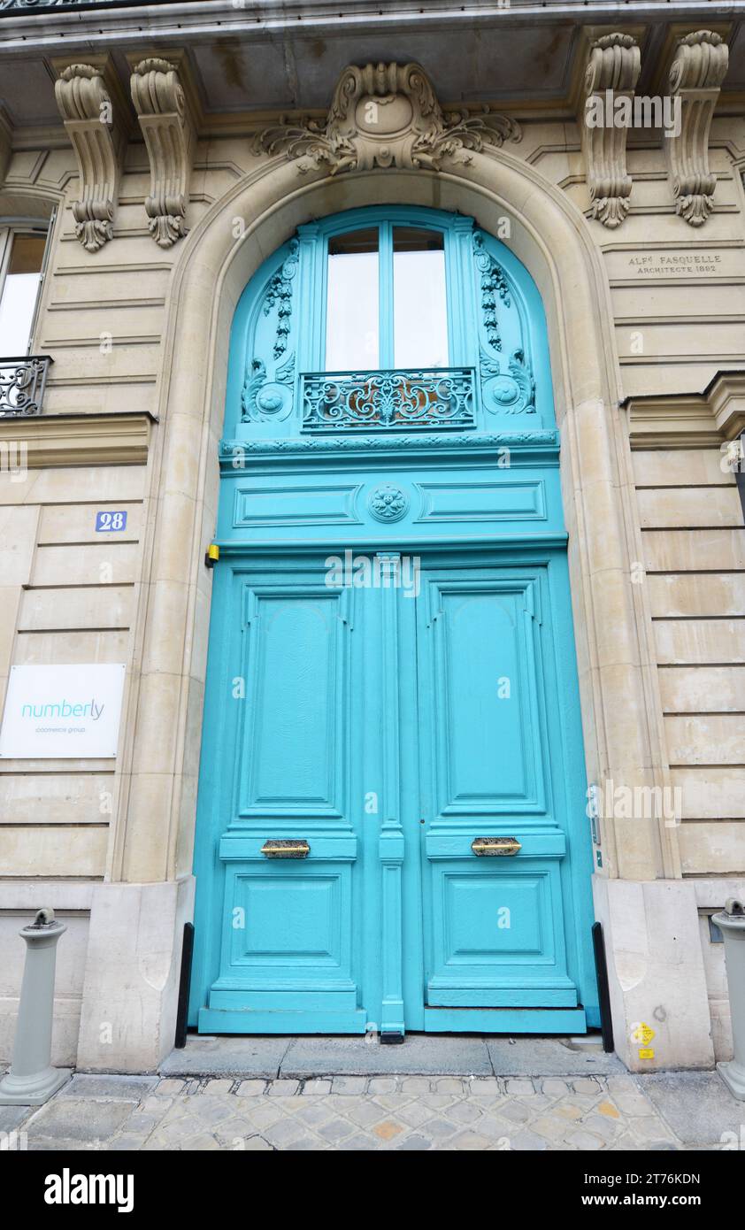 Eine wunderschöne große bunte Tür in der Rue Saint-Georges 28 in Paris, Frankreich. Stockfoto