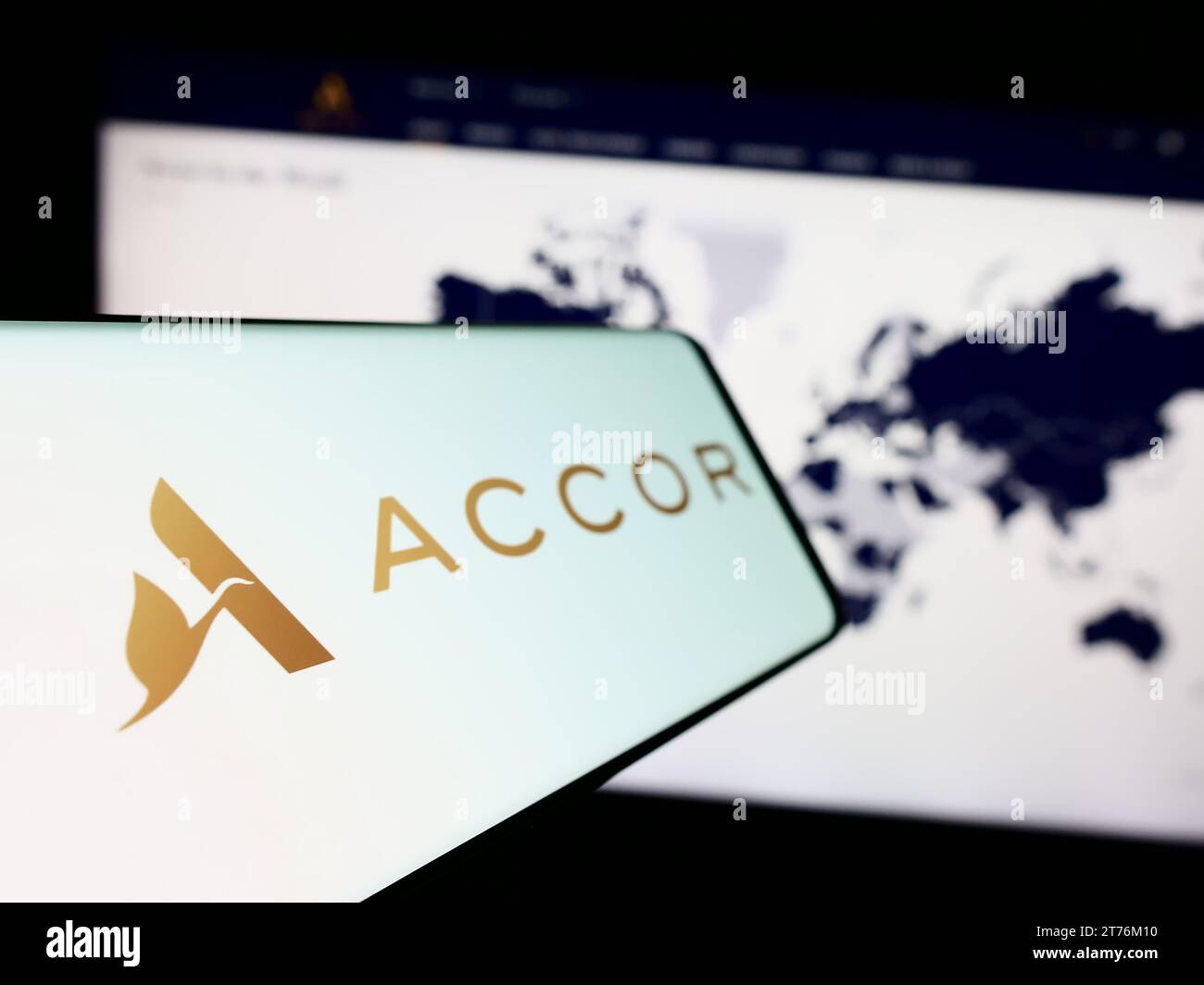 Mobiltelefon mit Logo des französischen Hotelunternehmens Accor S.A. vor der Business-Website. Fokus auf der linken Seite des Telefondisplays. Stockfoto