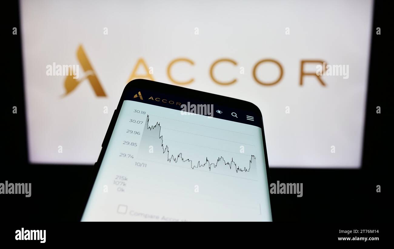 Smartphone mit Website des französischen Hotelunternehmens Accor S.A. vor dem Geschäftslogo. Fokussieren Sie sich oben links auf der Telefonanzeige. Stockfoto