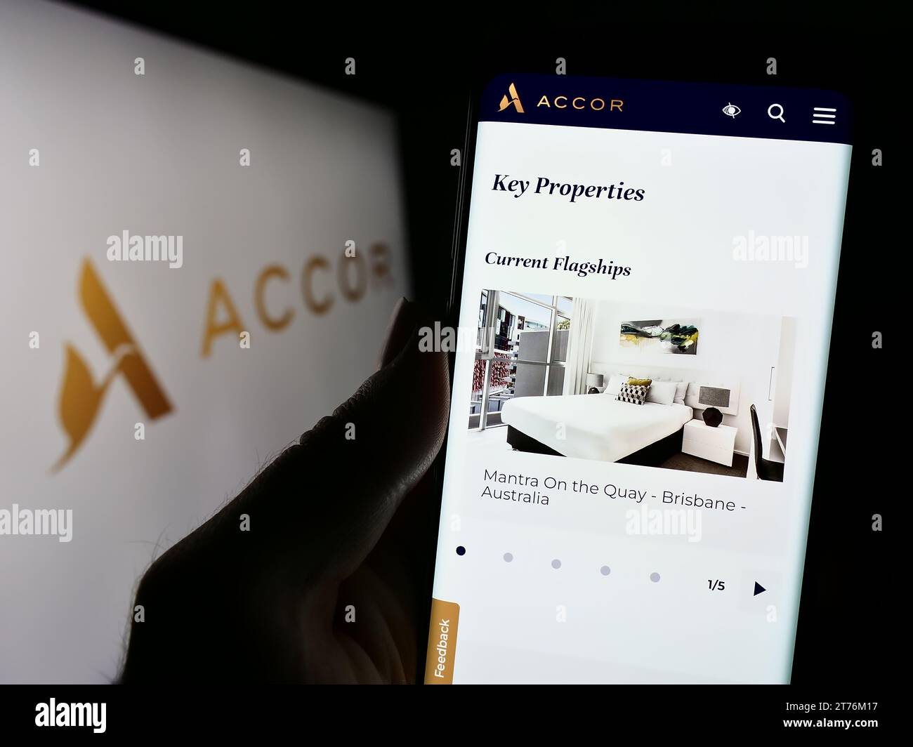 Person, die ein Handy hält, mit der Webseite des französischen Hotelunternehmens Accor SA vor dem Logo. Konzentrieren Sie sich auf die Mitte des Telefondisplays. Stockfoto