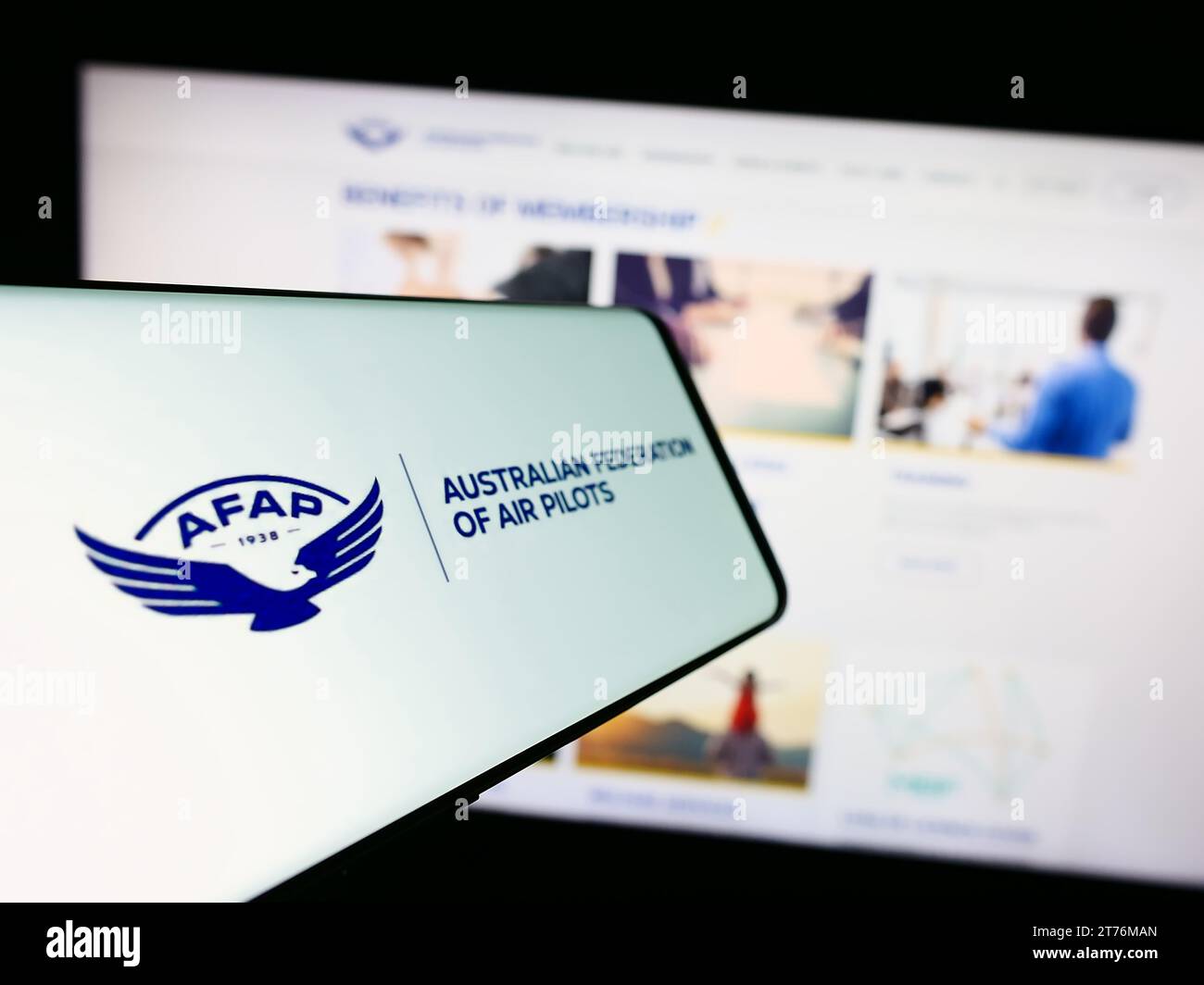 Handy mit Logo des Verbands Australian Federation of Air Pilots (AFAP) vor der Website. Fokussieren Sie sich auf die linke Mitte des Telefondisplays. Stockfoto