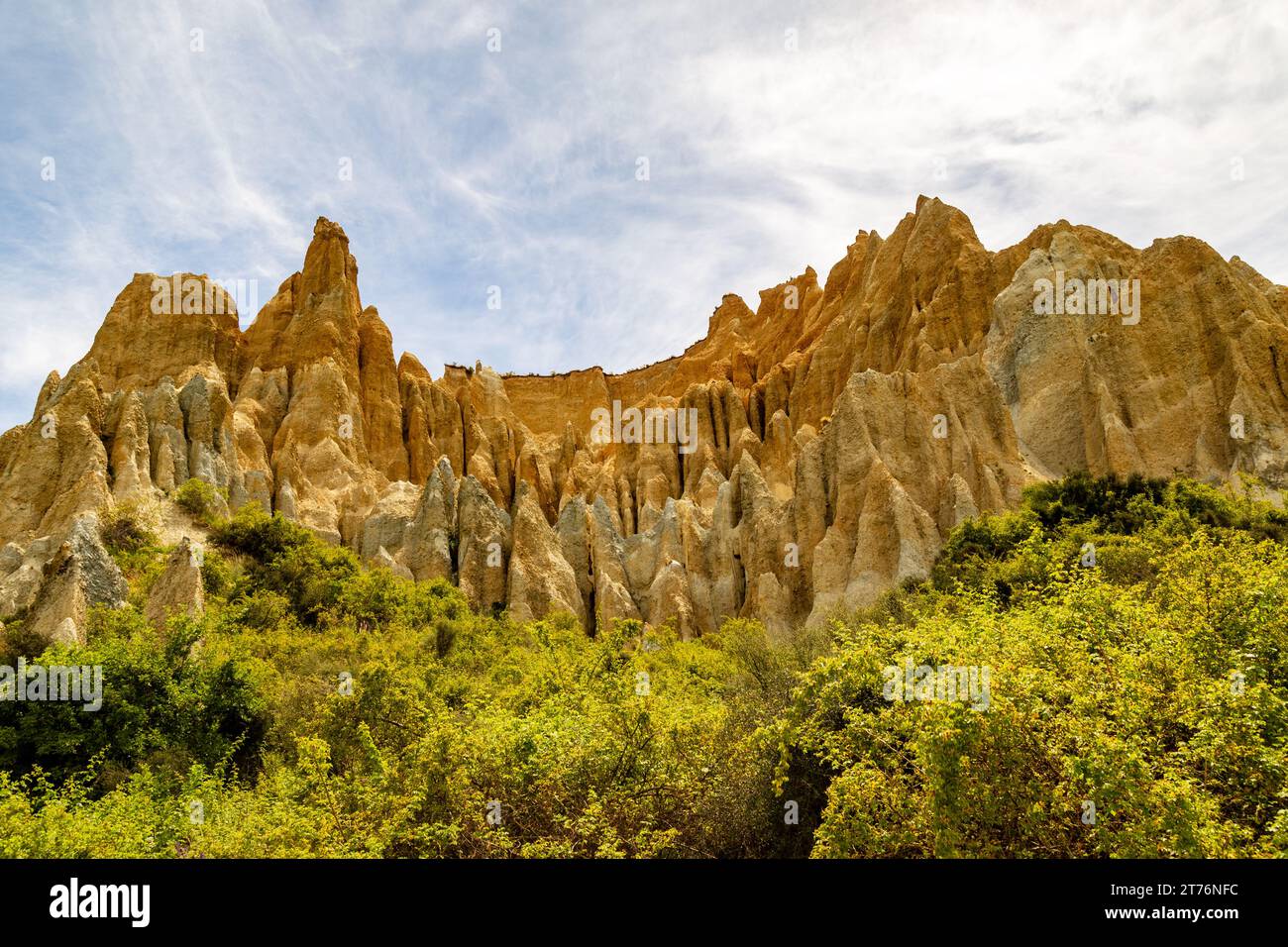 Die Clay Cliffs in Omarama wurden über Millionen von Jahren durch natürliche Erosion und Sedimentation gebildet. Gefunden auf der Südinsel Neuseelands in der Gegend von Waitaki. Stockfoto