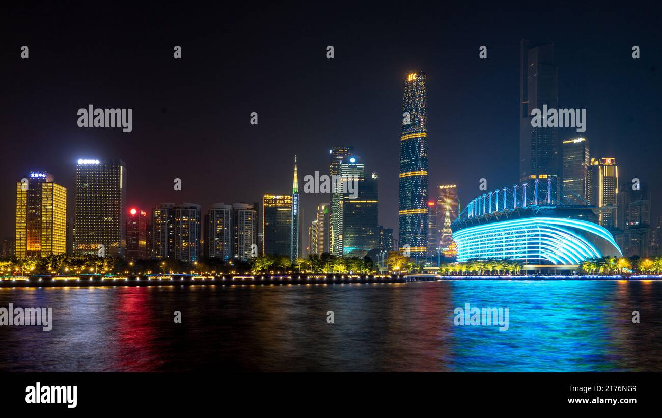 Ein malerischer Blick auf das Stadtbild von Shanghai, China bei Nacht beleuchtet Stockfoto