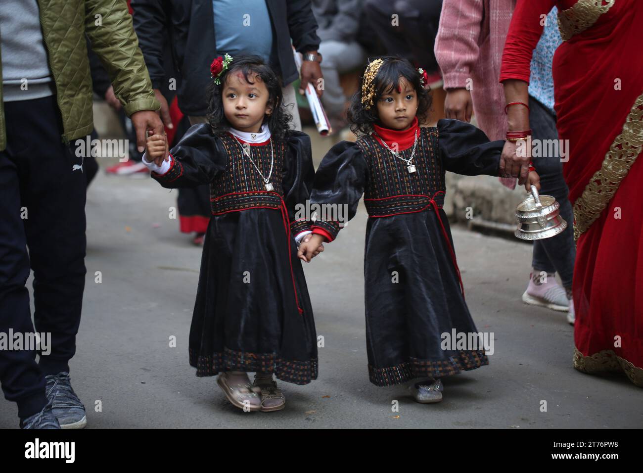 Kathmandu, Bagmati, Nepal. November 2023. Kleine Mädchen aus der ethnischen Newar-Gemeinschaft Gesten während einer kulturellen Kundgebung zum Neujahrsfest 1144 des Nepal Sambat in Kathmandu, Nepal, 14. November 2023. Nepal Sambat, gegründet von Shankhadhar Sakhwa, ist ein nationaler Mondkalender Nepals, der jedes Jahr am „MHA Puja“, dem vierten Tag des Tihar-Festivals, beginnt. (Kreditbild: © Sunil Sharma/ZUMA Press Wire) NUR REDAKTIONELLE VERWENDUNG! Nicht für kommerzielle ZWECKE! Quelle: ZUMA Press, Inc./Alamy Live News Stockfoto