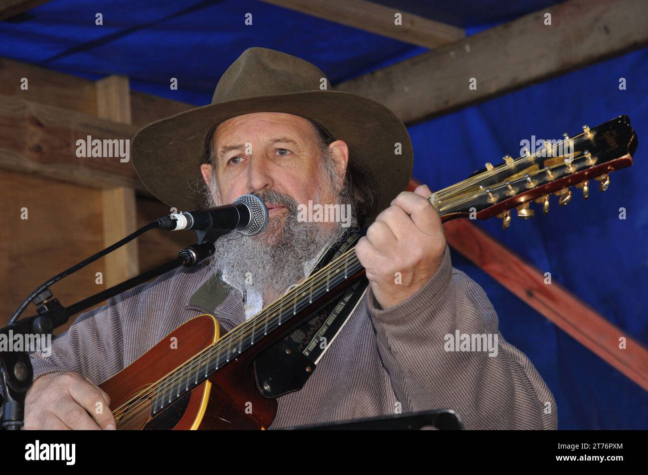Folk-Sänger Phil Garland trat bei den Feierlichkeiten zum 150. Westland-Jahrestag auf der Brunner Industrial Mine Site, 2010, West Coast, South Island, New Ze auf Stockfoto