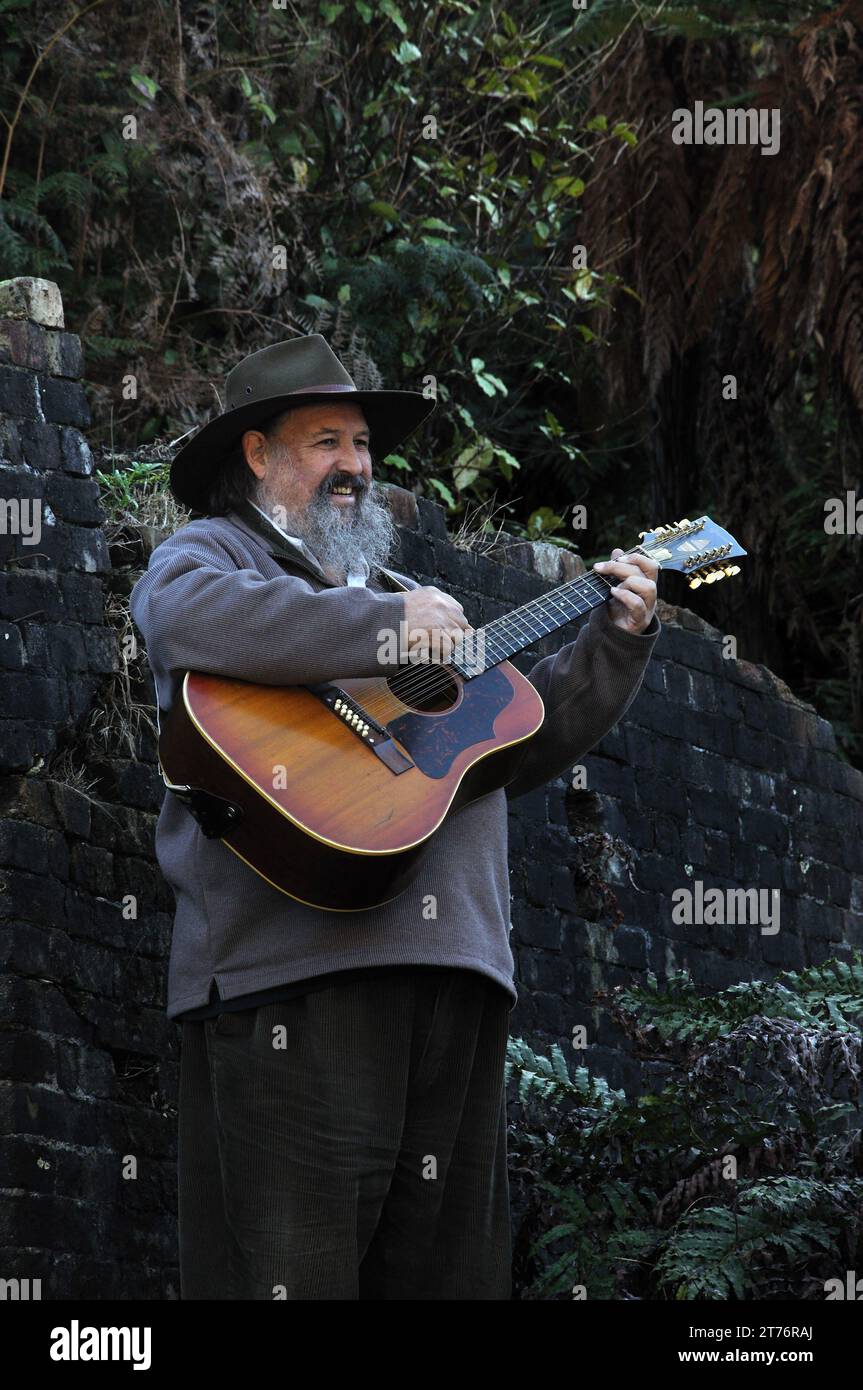 Folk-Sänger Phil Garland anlässlich der Feierlichkeiten zum 150. Westland-Jubiläum im Brunner Industrial Mine Site, 2010, West Coast, South Island, Neuseeland Stockfoto