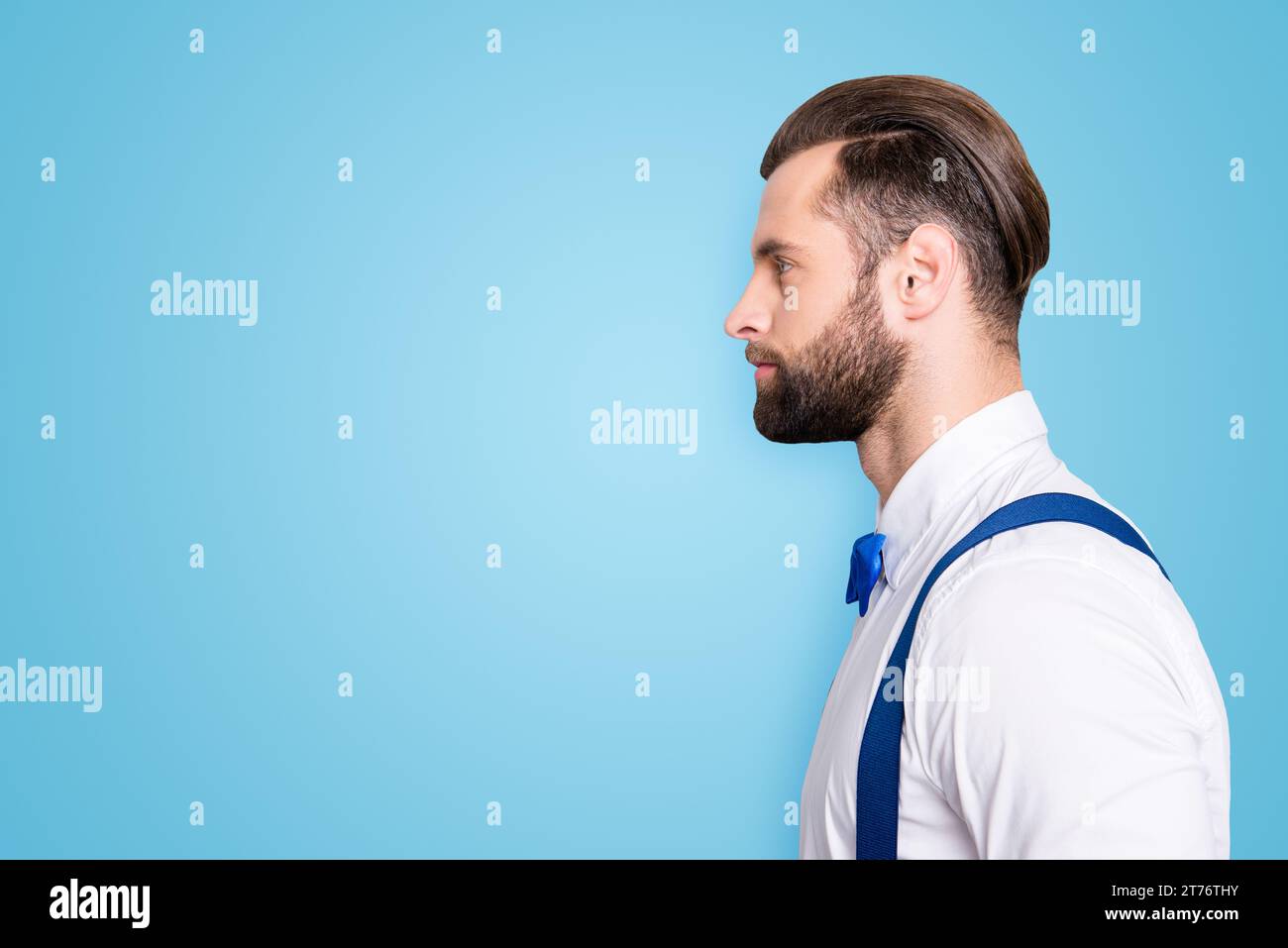 Profilseitenansicht Porträt mit Werbeträger, leerer Platz für Werbung des berühmten konzentrierten Sängers, der Schleife, Hemd, Hosenträger trägt, isoliert auf Stockfoto