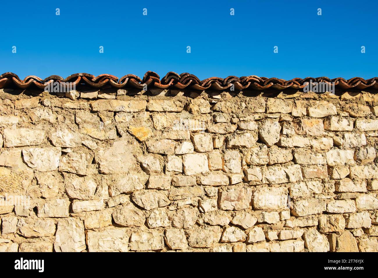 Steinmauer. Mauerwerk aus Steinen. Vintage-Hintergrund. Alte Steinmauern. Trockenwand. Antike Natursteinmauer Stockfoto