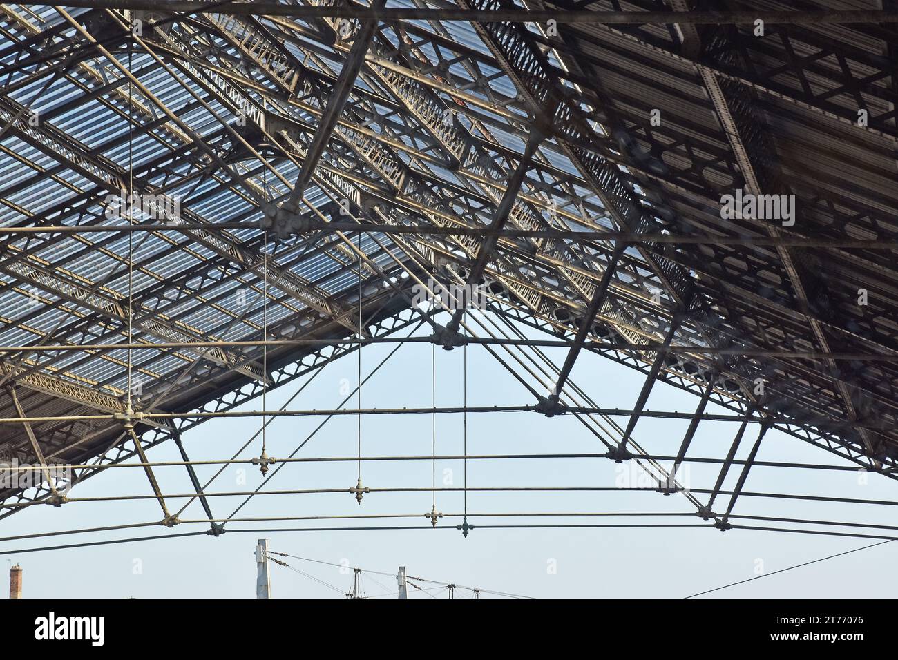 Detail eines der beiden ursprünglichen Dächer, die die Bahnsteige des Bahnhofs Lyon Perrache bedecken, gebaut 1855 für die PLM-Bahn Stockfoto