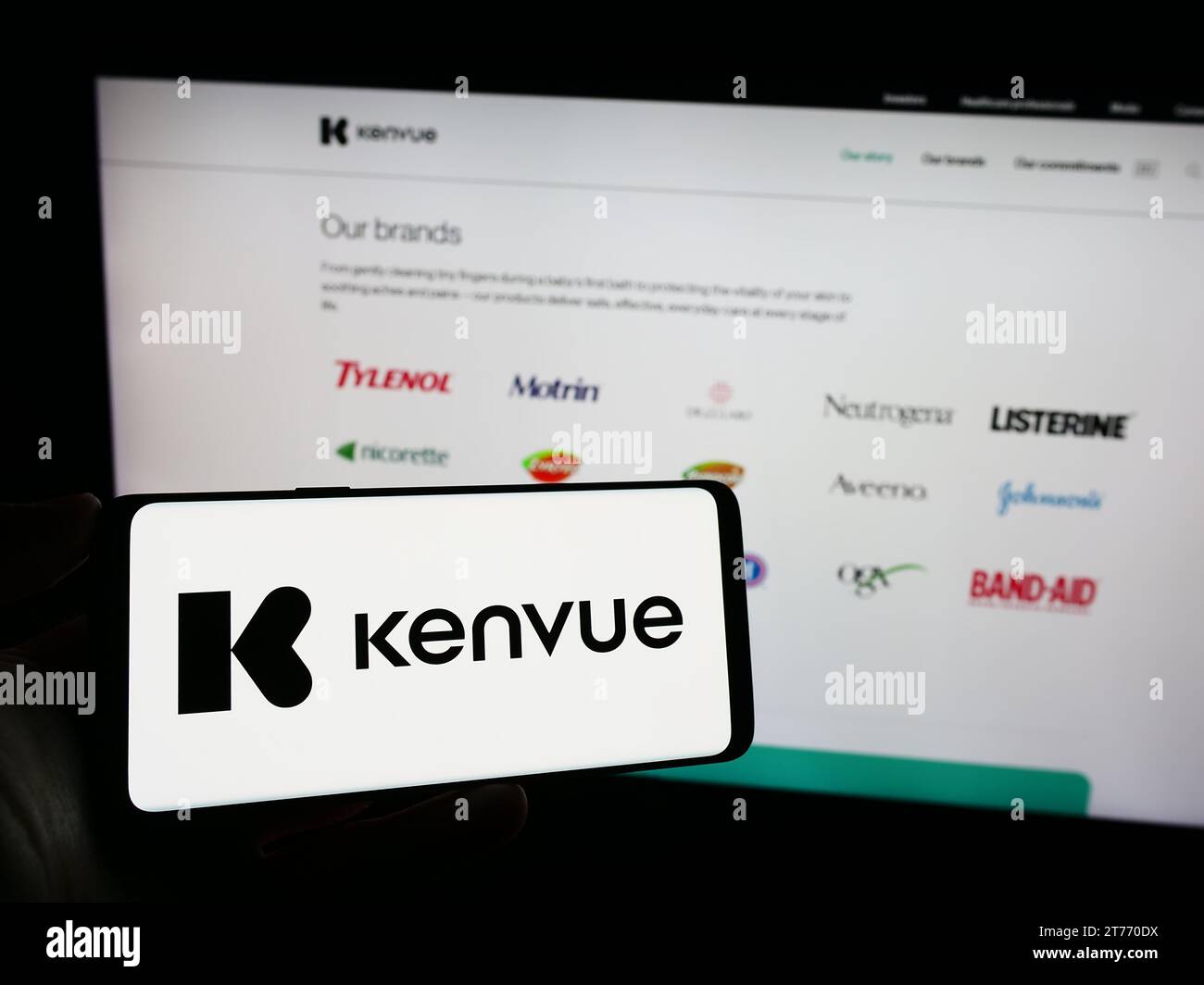 Person, die ein Mobiltelefon mit dem Logo des US-amerikanischen Unternehmens Kenvue Inc. Für Gesundheitsprodukte hält, vor der Business-Website. Schwerpunkt auf dem Display des Telefons. Stockfoto