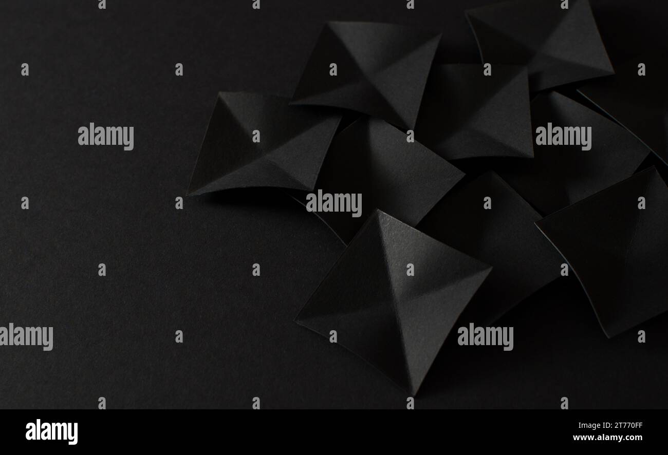 Abstrakte schwarze quadratische Formen auf schwarzem Hintergrund Stockfoto