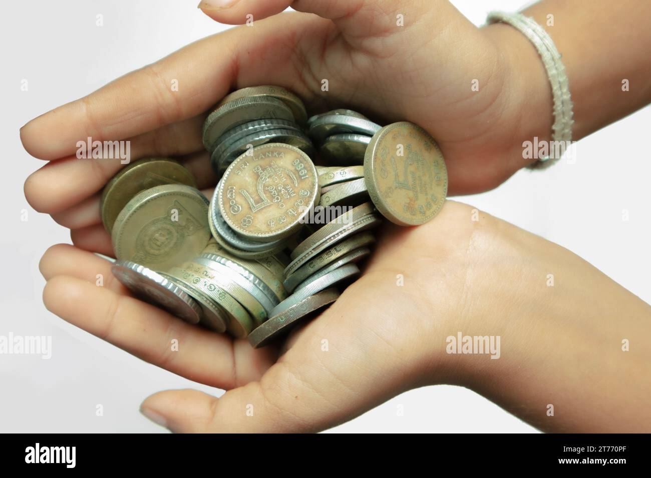Münzen in den Händen eines Kindes, sparen Geld für die Zukunft Stockfoto