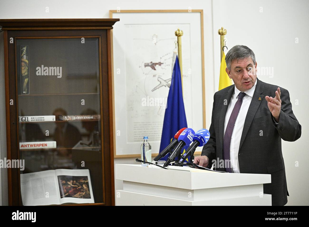 Der flämische Ministerpräsident Jan Jambon wurde während einer Pressekonferenz über die Einigung der flämischen Regierung über das Stickstoffdekret am Dienstag, den 14. November 2023, in Brüssel vorgestellt. BELGA FOTO JASPER JACOBS Stockfoto