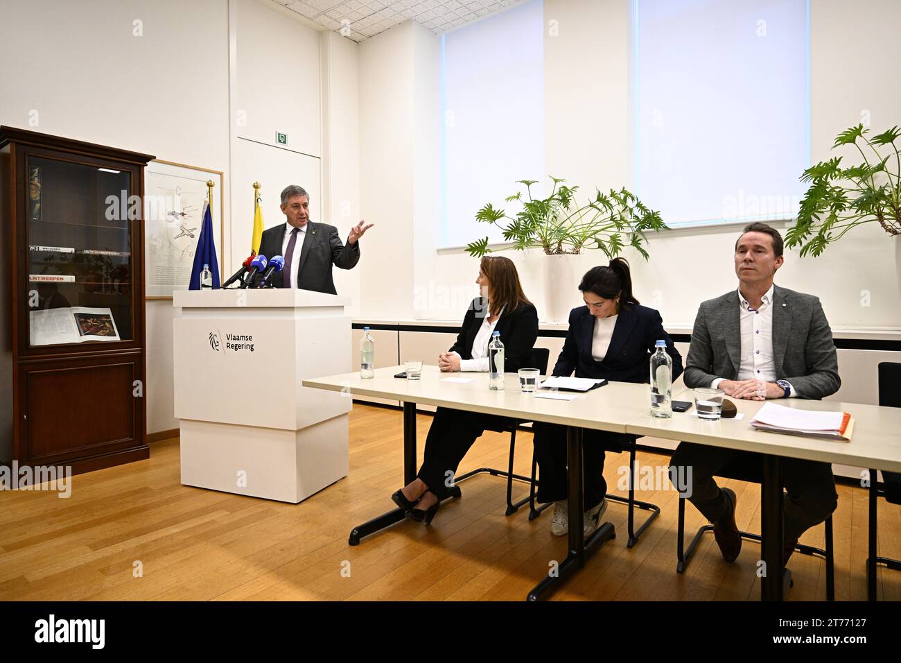 Der flämische Ministerpräsident Jan Jambon, der flämische Minister für Innenpolitik und das Zusammenleben Gwendolyn Rutten, der flämische Minister für Umwelt, Energie, Tourismus und Justiz Zuhal Demir und der flämische Minister für Beschäftigung und Wirtschaft, Sozialwirtschaft und Landwirtschaft Jo Brouns wurde auf einer Pressekonferenz über die Einigung der flämischen Regierung über das Stickstoffdekret am Dienstag, den 14. November 2023, in Brüssel vorgestellt. BELGA FOTO JASPER JACOBS Stockfoto