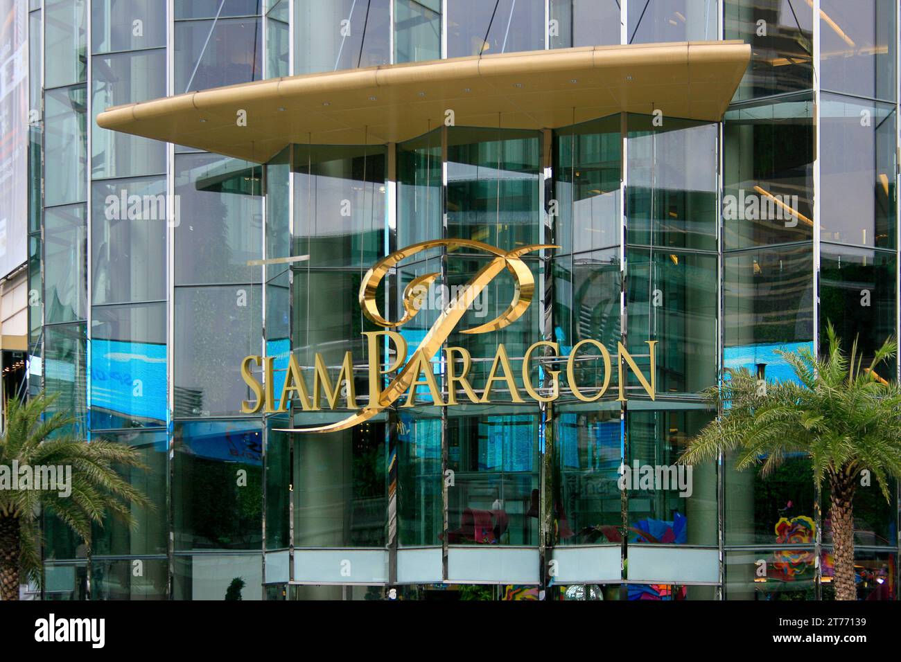 Bangkok, Thailand - 27. Juli 2011: Eingang des Siam Paragon, eines der größten Einkaufszentren Thailands. Stockfoto