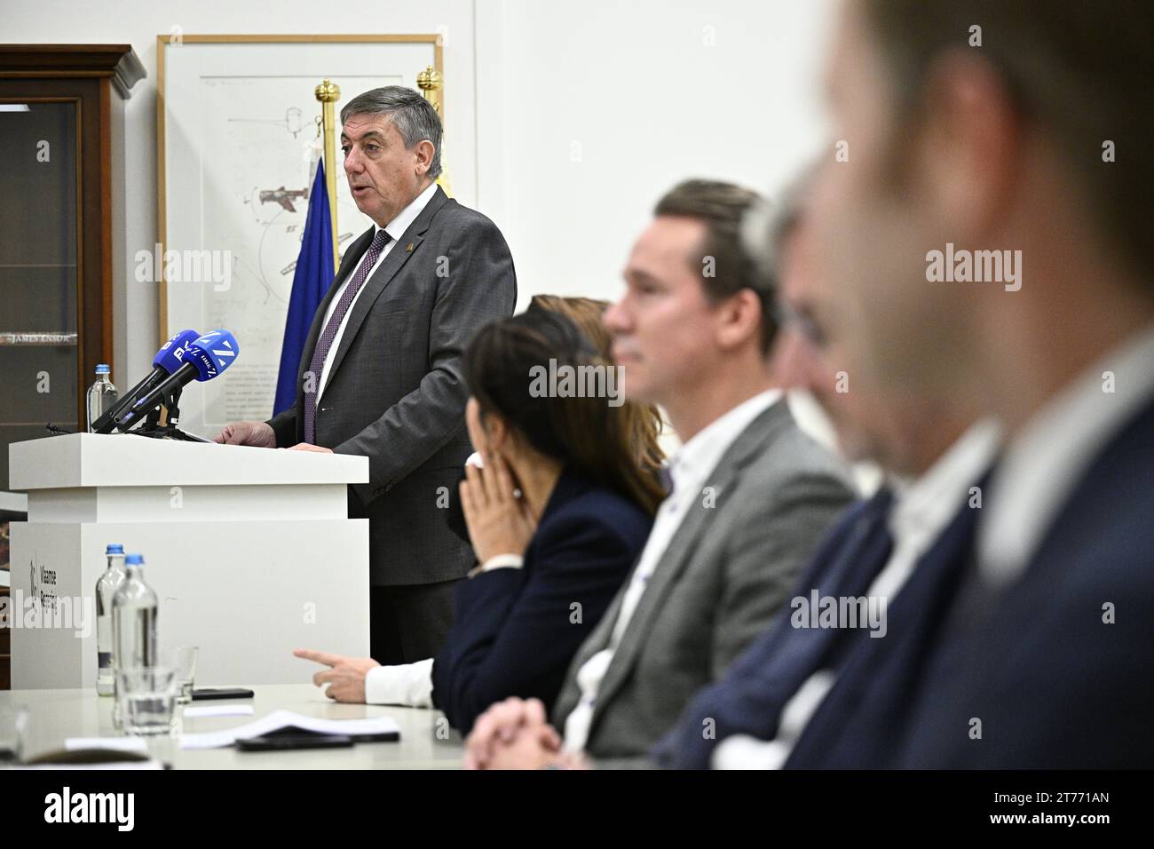 Der flämische Ministerpräsident Jan Jambon wurde während einer Pressekonferenz über die Einigung der flämischen Regierung über das Stickstoffdekret am Dienstag, den 14. November 2023, in Brüssel vorgestellt. BELGA FOTO JASPER JACOBS Stockfoto