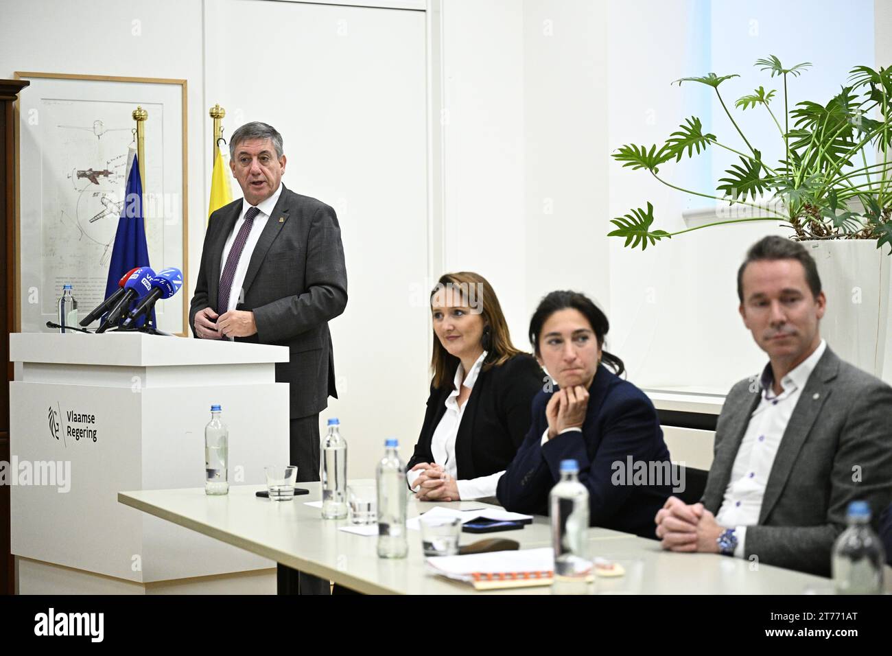 Der flämische Ministerpräsident Jan Jambon, der flämische Minister für Innenpolitik und das Zusammenleben Gwendolyn Rutten, der flämische Minister für Umwelt, Energie, Tourismus und Justiz Zuhal Demir und der flämische Minister für Beschäftigung und Wirtschaft, Sozialwirtschaft und Landwirtschaft Jo Brouns wurde auf einer Pressekonferenz über die Einigung der flämischen Regierung über das Stickstoffdekret am Dienstag, den 14. November 2023, in Brüssel vorgestellt. BELGA FOTO JASPER JACOBS Stockfoto