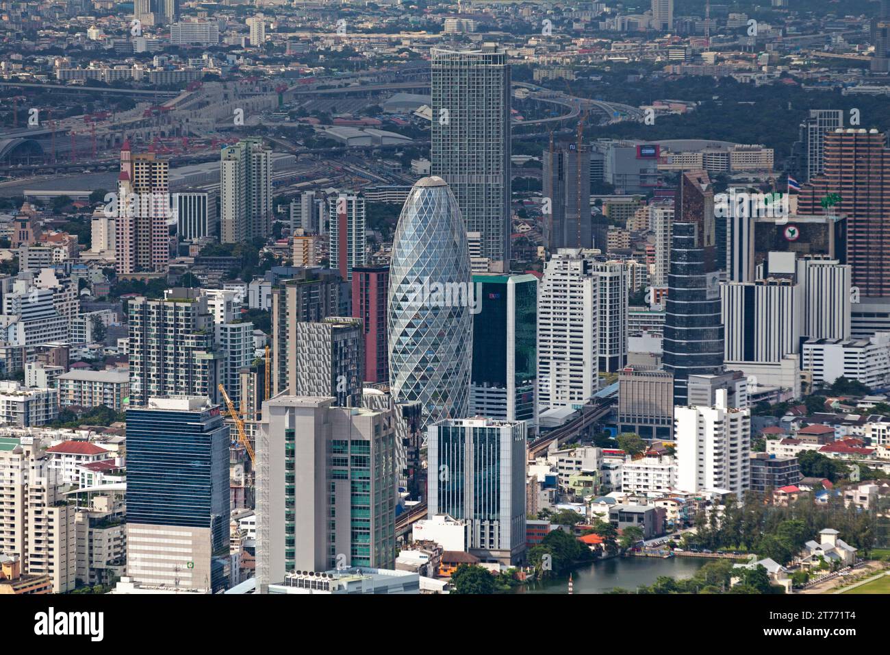 Bangkok, Thailand - 17. September 2018: Aus der Vogelperspektive von Pearl Bangkok und anderen Wolkenkratzern in Phaya Thai. Stockfoto