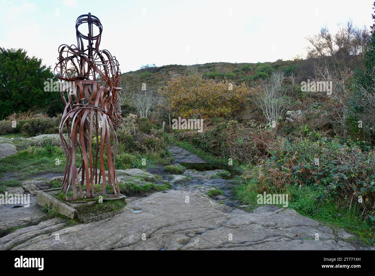 The Tin man Metal Artwork von Berwyn Jones, 2002, mit Blick auf Llanbedrog Beach, Llanbedrog, Pwllheli, Wales, Vereinigtes Königreich, 10. November 2023. Stockfoto