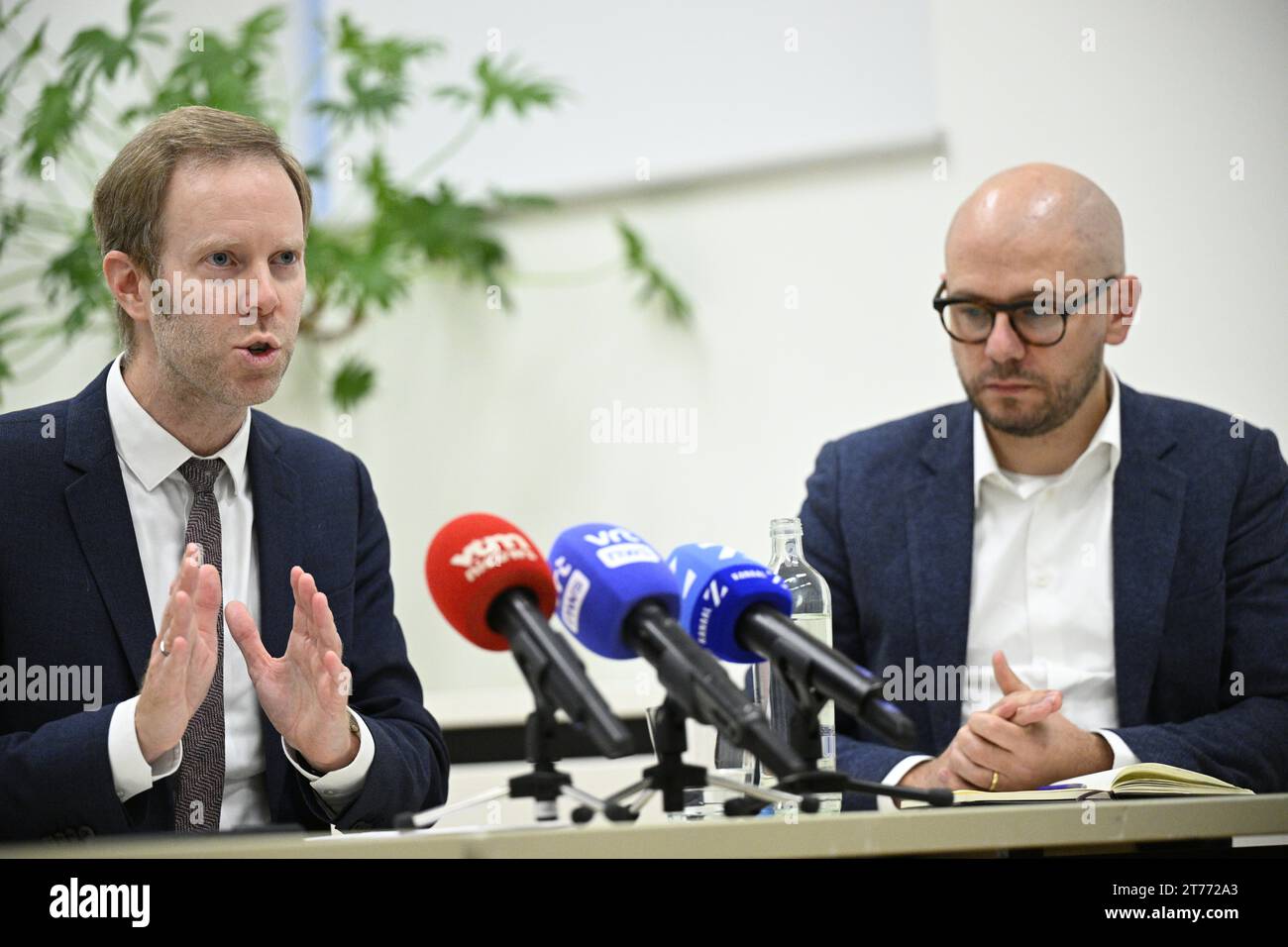 Brüssel, Belgien November 2023. CD&V Peter Van Rompuy und Steven Coenegrachts von Open VLD während einer Pressekonferenz über die Einigung der flämischen Regierung über das Stickstoffdekret am Dienstag, den 14. November 2023 in Brüssel. BELGA FOTO JASPER JACOBS Credit: Belga News Agency/Alamy Live News Stockfoto