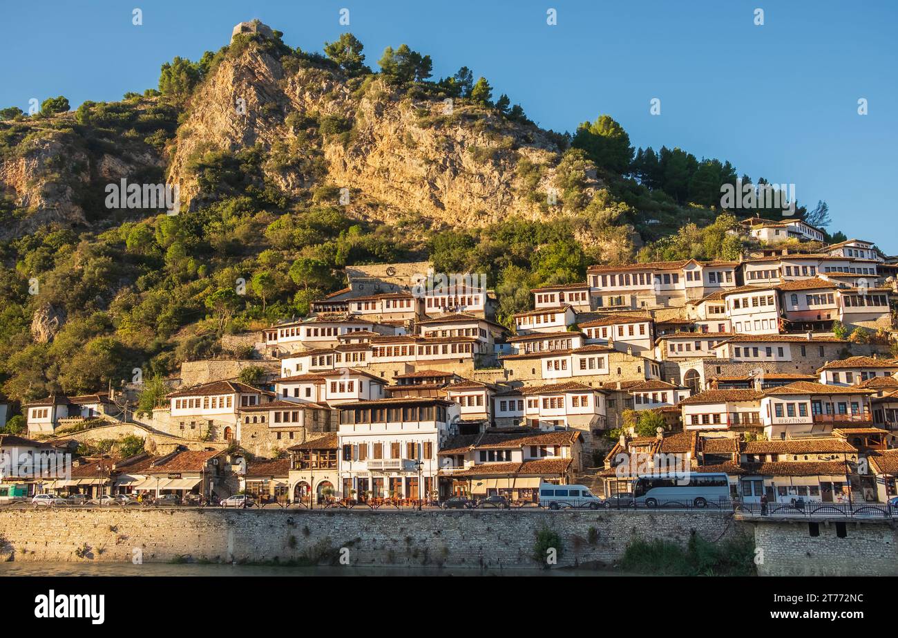 Blick auf die Altstadt von Berat - Albanien. Die alten Häuser in Albanien, unesco-Weltkulturerbe. Malerische Sommerstadt von Berat. Historische Stadt Be Stockfoto