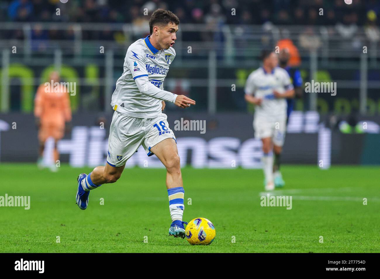 Mailand, Italien. November 2023. Matias Soule von Frosinone Calcio wurde 2023/24 im Giuseppe Meazza Stadion beim Fußballspiel der Serie A zwischen dem FC Internazionale und Frosinone Calcio gesehen. ERGEBNIS: Inter 2 | 0 Frosinone Credit: SOPA Images Limited/Alamy Live News Stockfoto
