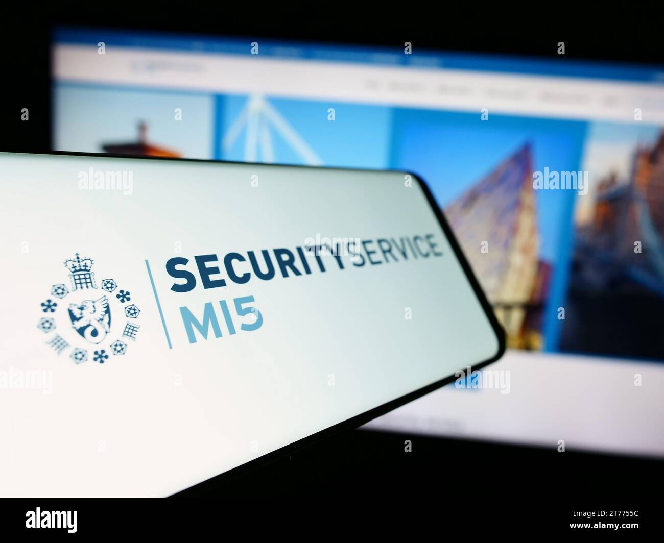 Mobiltelefon mit Logo der britischen Geheimdienstagentur Security Service (MI5) vor der Website. Fokus auf der linken Seite des Telefondisplays. Stockfoto