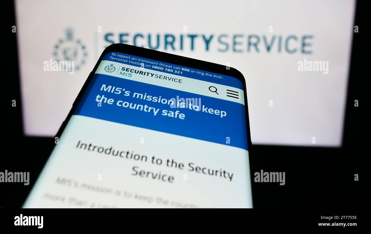 Smartphone mit Website der britischen Geheimdienstagentur Security Service (MI5) vor dem Logo. Fokussieren Sie sich oben links auf der Telefonanzeige. Stockfoto
