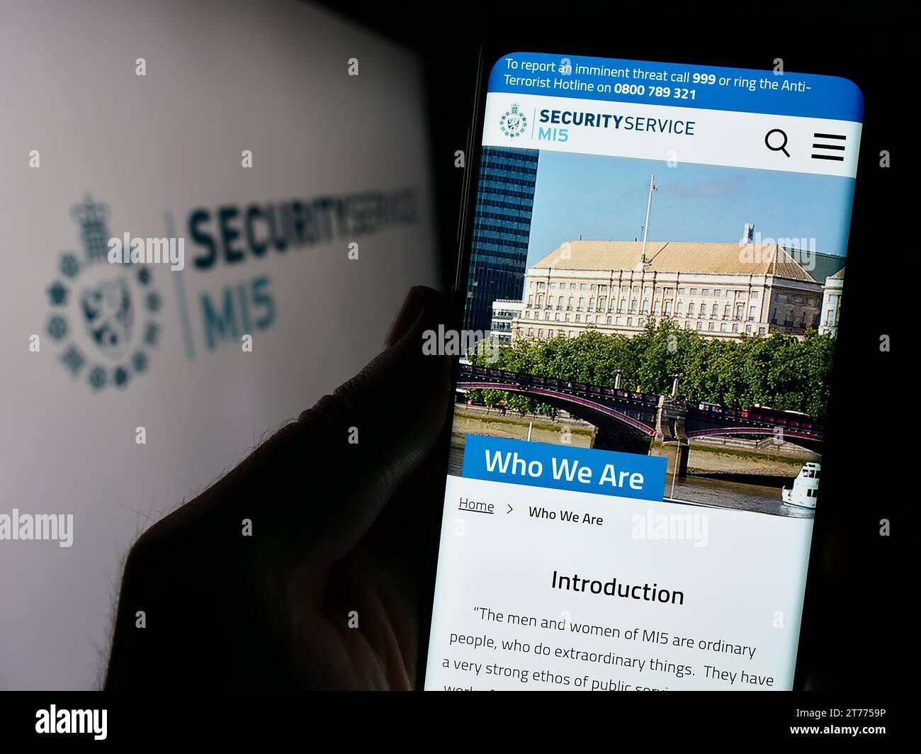 Person, die ein Handy hält, mit Webseite des britischen Geheimdienstdienstes (MI5) mit Logo. Konzentrieren Sie sich auf die Mitte des Telefondisplays. Stockfoto