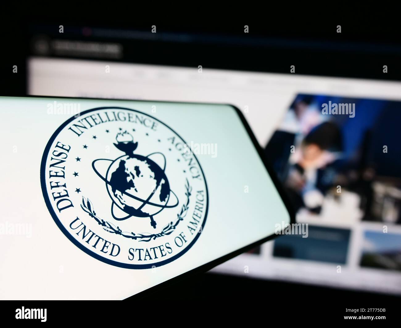 Handy mit Siegel der US-Verteidigungsbehörde (DIA) vor der Website. Fokus auf der linken Seite des Telefondisplays. Stockfoto