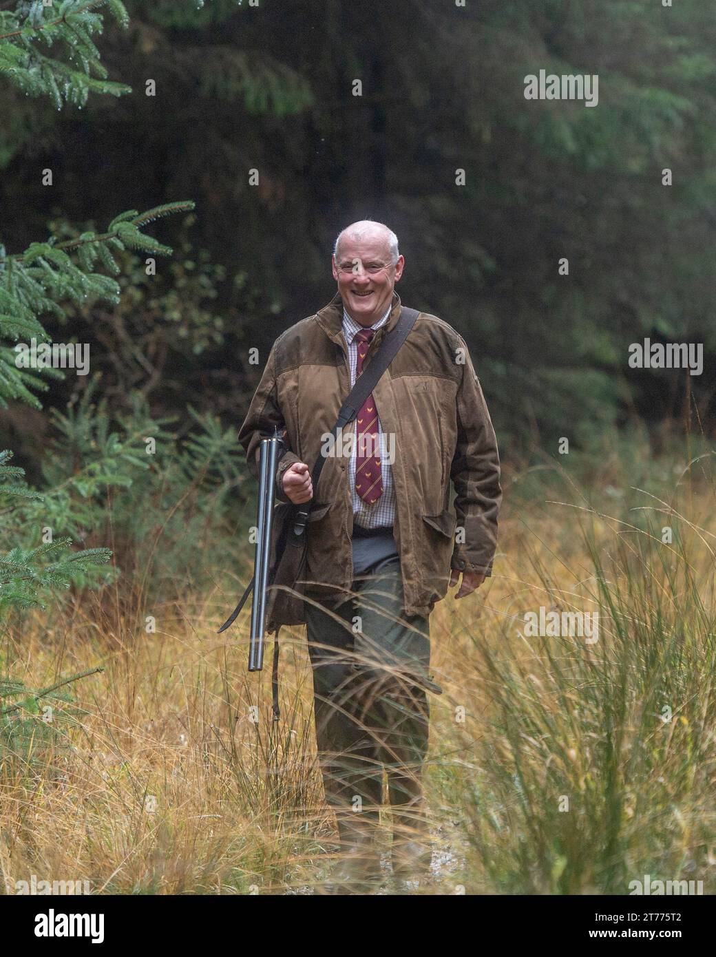 Mann mit einer Schrotflinte bei einem Schießen Stockfoto