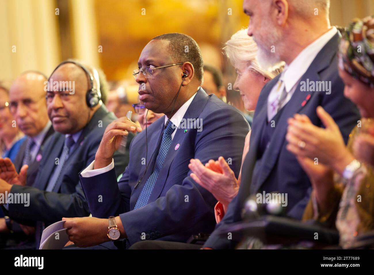 Sacha Leon/Le Pictorium - Start des Global Getway Forums in Brüssel. - 25/10/2023 - Belgien/Brüssel/Brüssel - Senegal-Präsident Macky Sall während seiner Rede. Zwei Tage lang hielt die Europäische Union in der belgischen Hauptstadt ihr 1. Global Gateway Froum ab. Das vor zwei Jahren ins Leben gerufene Globale Gateway-Programm der EU zielt darauf ab, bis 2027 300 Milliarden Euro in die Entwicklung materieller und immaterieller Infrastrukturen weltweit zu investieren. An dem Start nahm die Vorsitzende der Kommission, Ursula von der Leyen, Teil und hielt Reden des Senegal-Präsidenten Macky Sall und des Premierministers Min Stockfoto