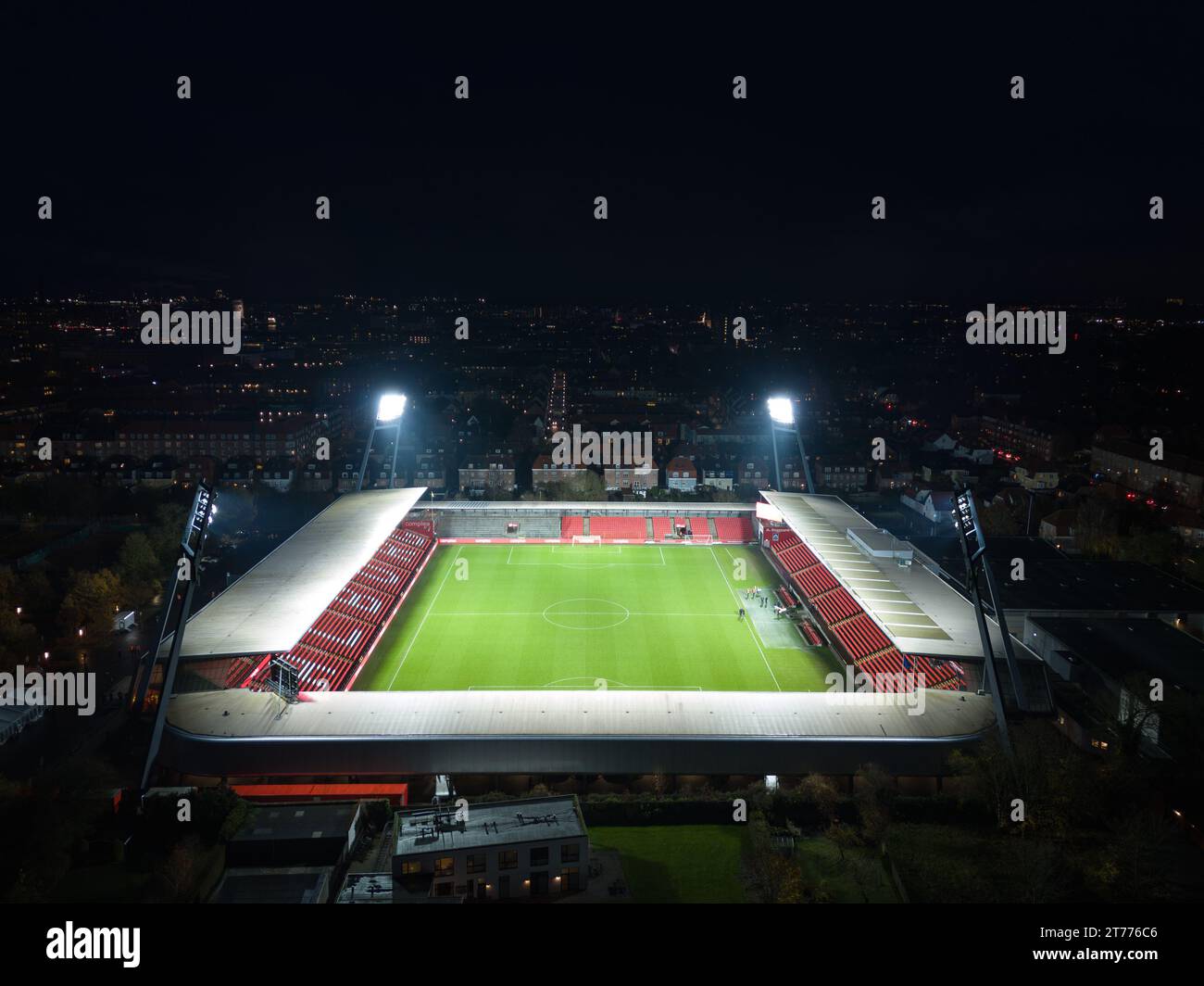 Nächtlicher Blick auf das beleuchtete Aalborg stadion (auch bekannt als Portland Park). Heimstadion des AAB-Fußballvereins. Aalborg, Dänemark Stockfoto