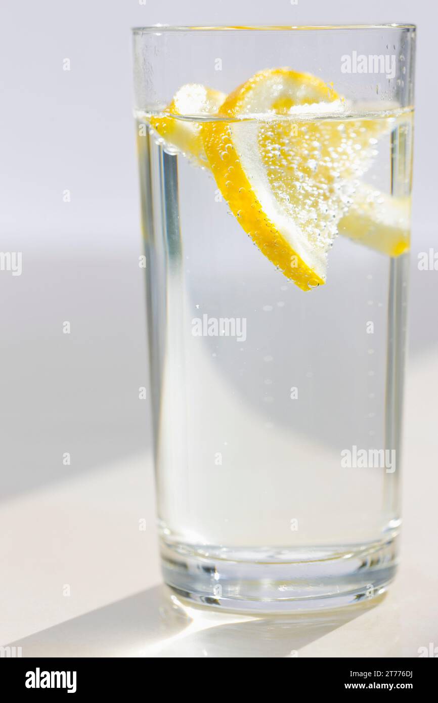 Nahaufnahme von einem Glas Mineralwasser und in Scheiben geschnittene Zitrone Stockfoto
