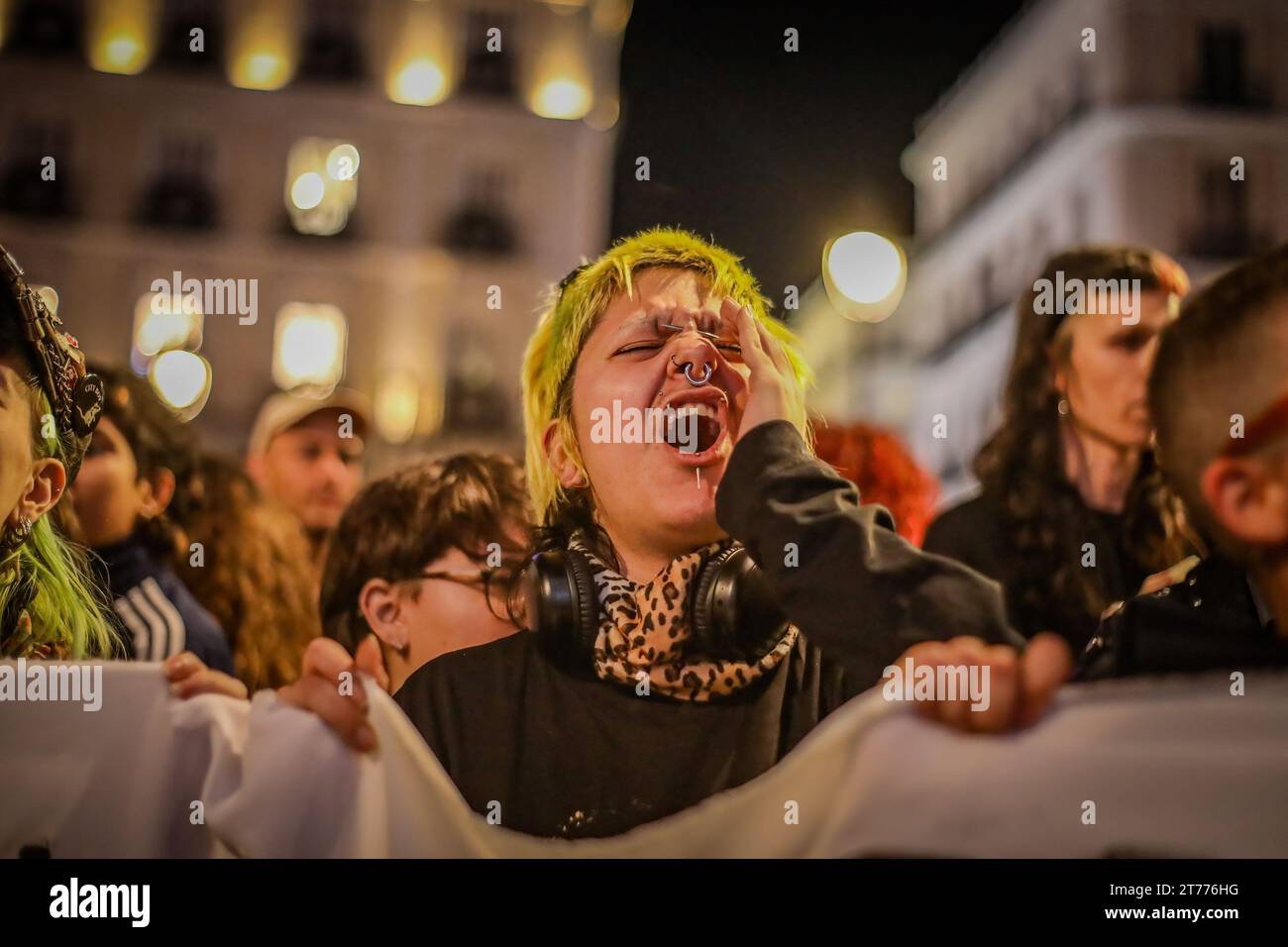 Madrid, Spanien. November 2023. Ein Demonstrant ruft während der Demonstration Pro-LGTBI-Slogans. Hunderte von Aktivisten und Personen des LGTBIAQ-Kollektivs hielten eine Demonstration unter dem Motto „Not one Step back“ im Zentrum von Madrid ab. Verteidigung des Trans- und LGTBI-Gesetzes in der Gemeinschaft Madrid, da Isabel Diaz Ayuso, Präsident der Madrider Regierung, dieses ändern will. Quelle: SOPA Images Limited/Alamy Live News Stockfoto