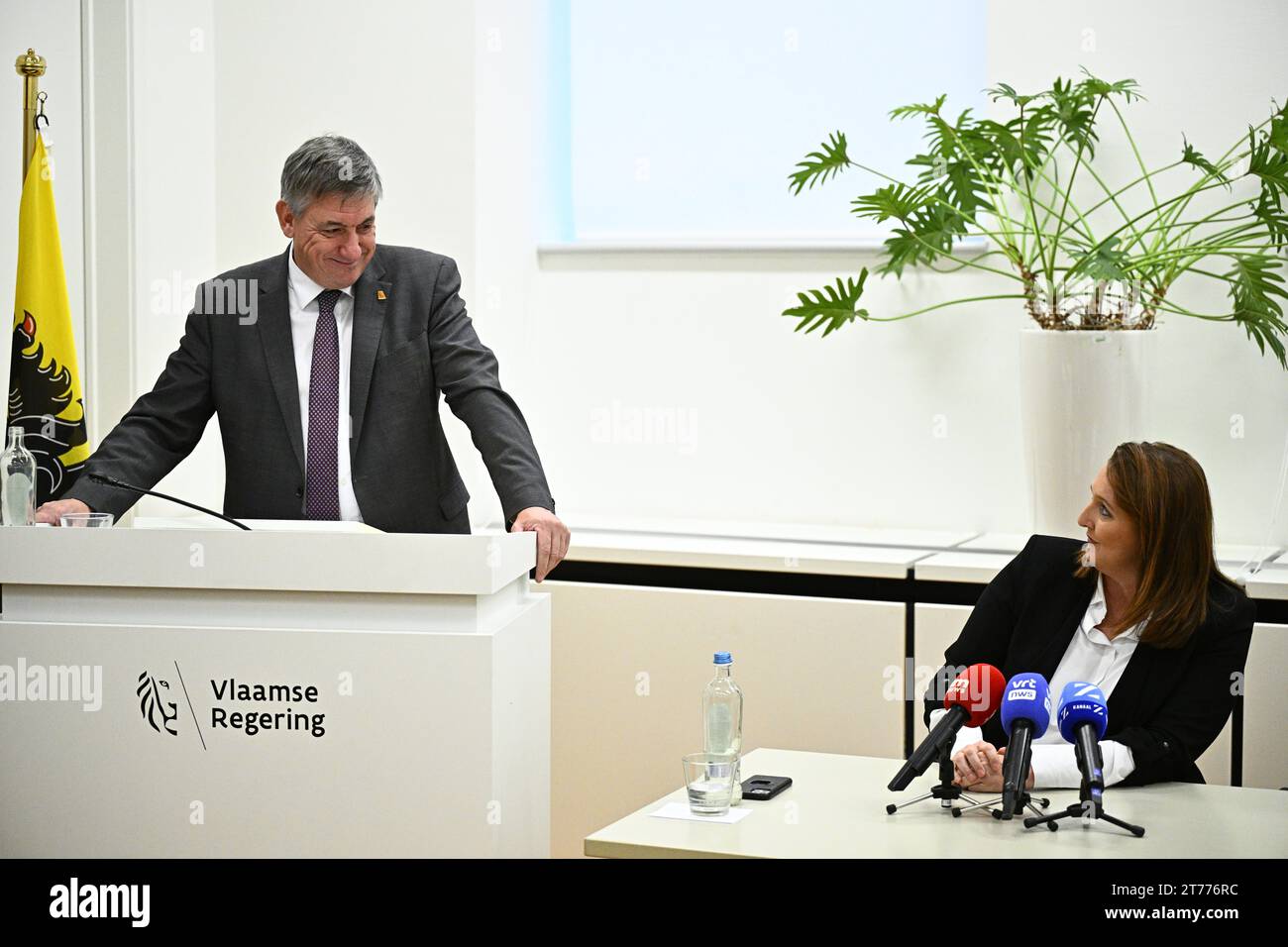 Brüssel, Belgien November 2023. Der flämische Ministerpräsident Jan Jambon und der flämische Minister für Innenpolitik und das Zusammenleben Gwendolyn Rutten wurden während einer Pressekonferenz über die Einigung der flämischen Regierung über das Stickstoffdekret am Dienstag, den 14. November 2023, in Brüssel aufgenommen. BELGA FOTO JASPER JACOBS Credit: Belga News Agency/Alamy Live News Stockfoto
