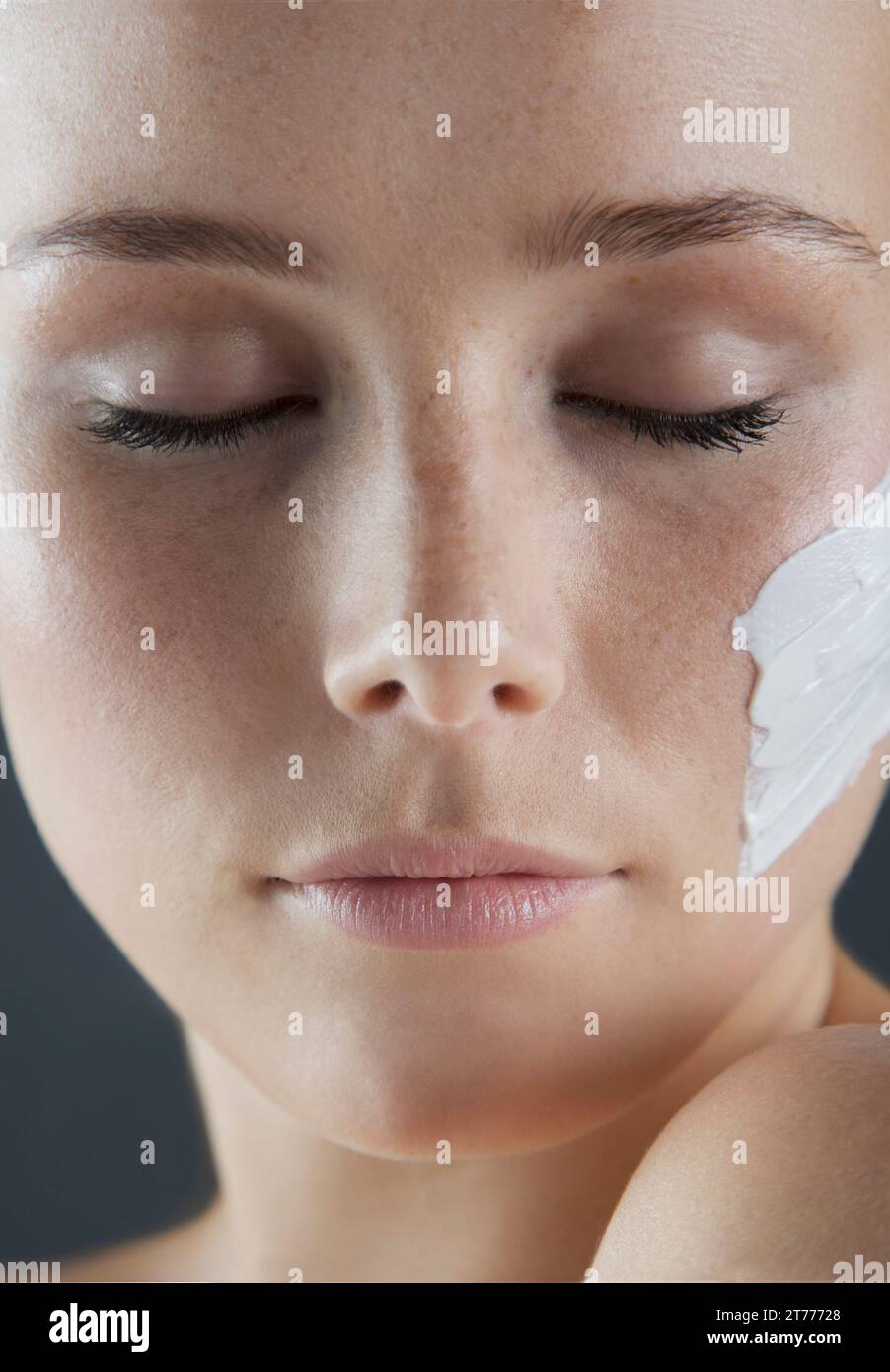 Frau mit Beauty Creme auf Gesicht, Nahaufnahme Stockfoto