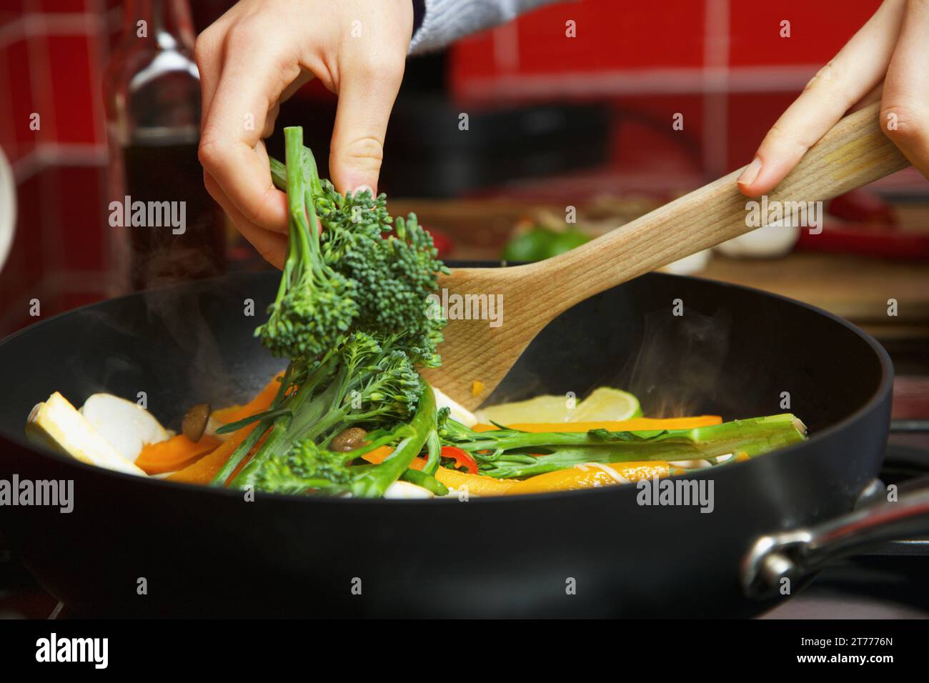 Frau macht Rühren braten Gemüse, Nahaufnahme Stockfoto