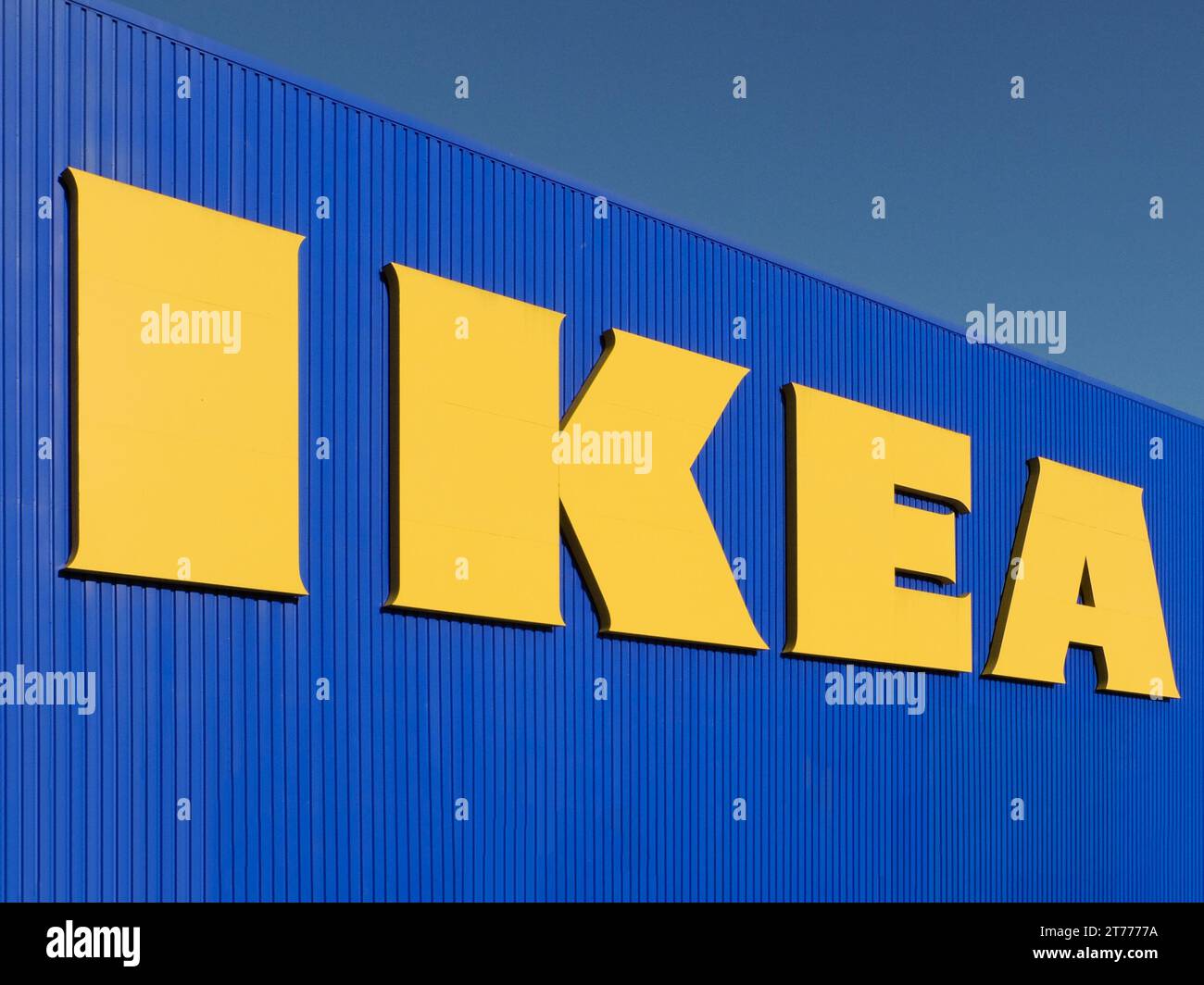 IKEA-Geschäft mit gelbem Logo auf blauem Hintergrund. Redaktionelle Verwendung mit allen Gebäudemerkmalen wie Türen und Fenstern, die aus dem Gebäude entfernt wurden Stockfoto